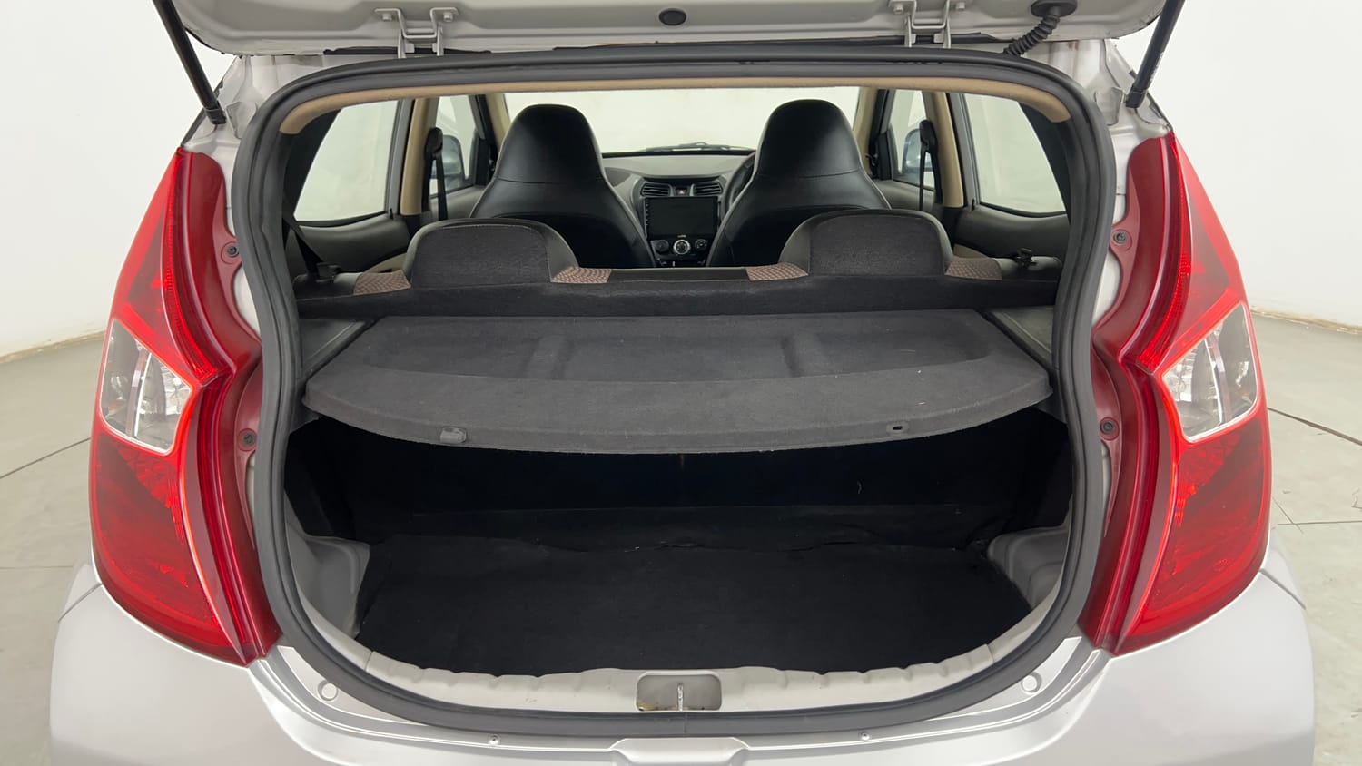 Used 2016 Hyundai Eon Magna Petrol Manual interior DICKY INSIDE VIEW