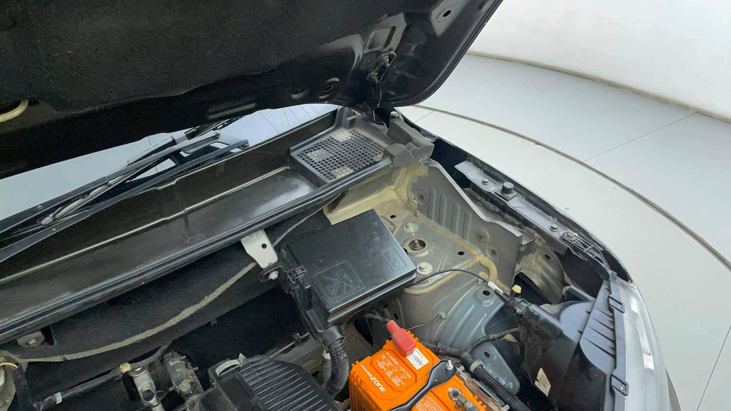 Used 2018 Renault Kwid RXT Petrol Manual engine ENGINE LEFT SIDE HINGE & APRON VIEW