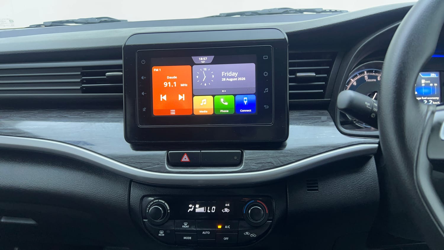 Used 2022 Maruti Suzuki XL6 Zeta AT Petrol Petrol Automatic top_features Integrated (in-dash) music system