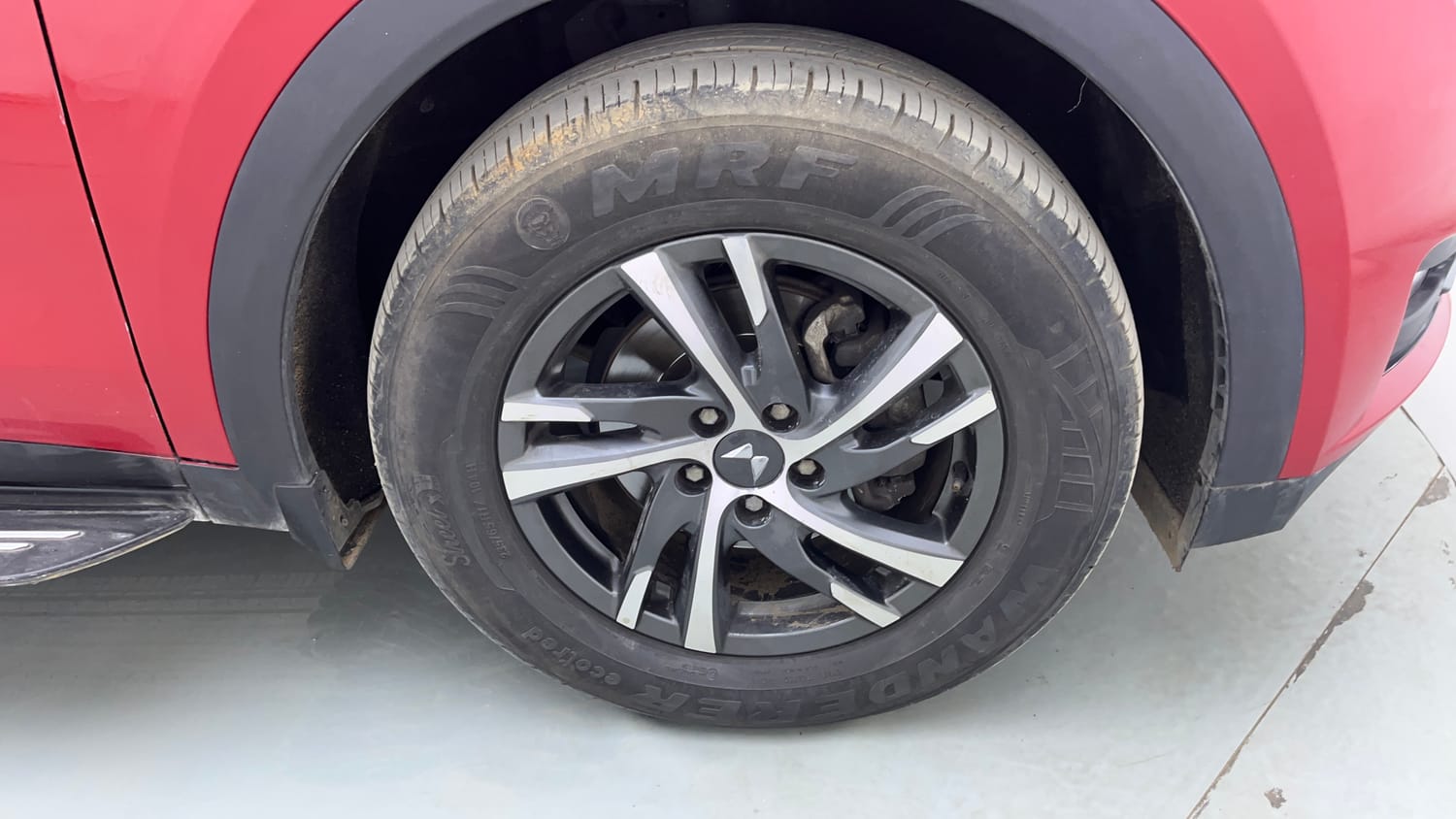 Used 2024 Mahindra XUV700 AX 5 Petrol AT 5 STR Petrol Automatic tyres RIGHT FRONT TYRE RIM VIEW