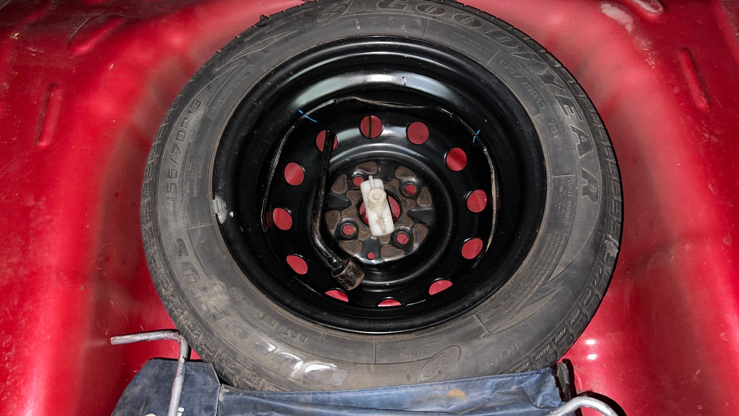 Used 2015 Hyundai Eon Magna + Petrol Manual tyres SPARE TYRE VIEW