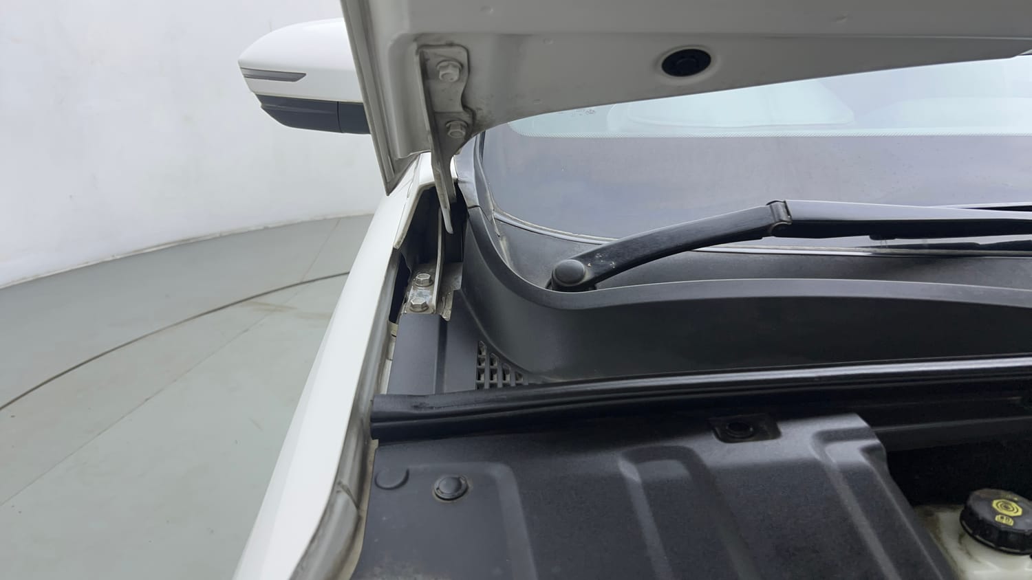 Used 2019 MG Motors Hector Sharp Hybrid 1.5 Petrol Hybrid Manual engine ENGINE RIGHT SIDE HINGE & APRON VIEW
