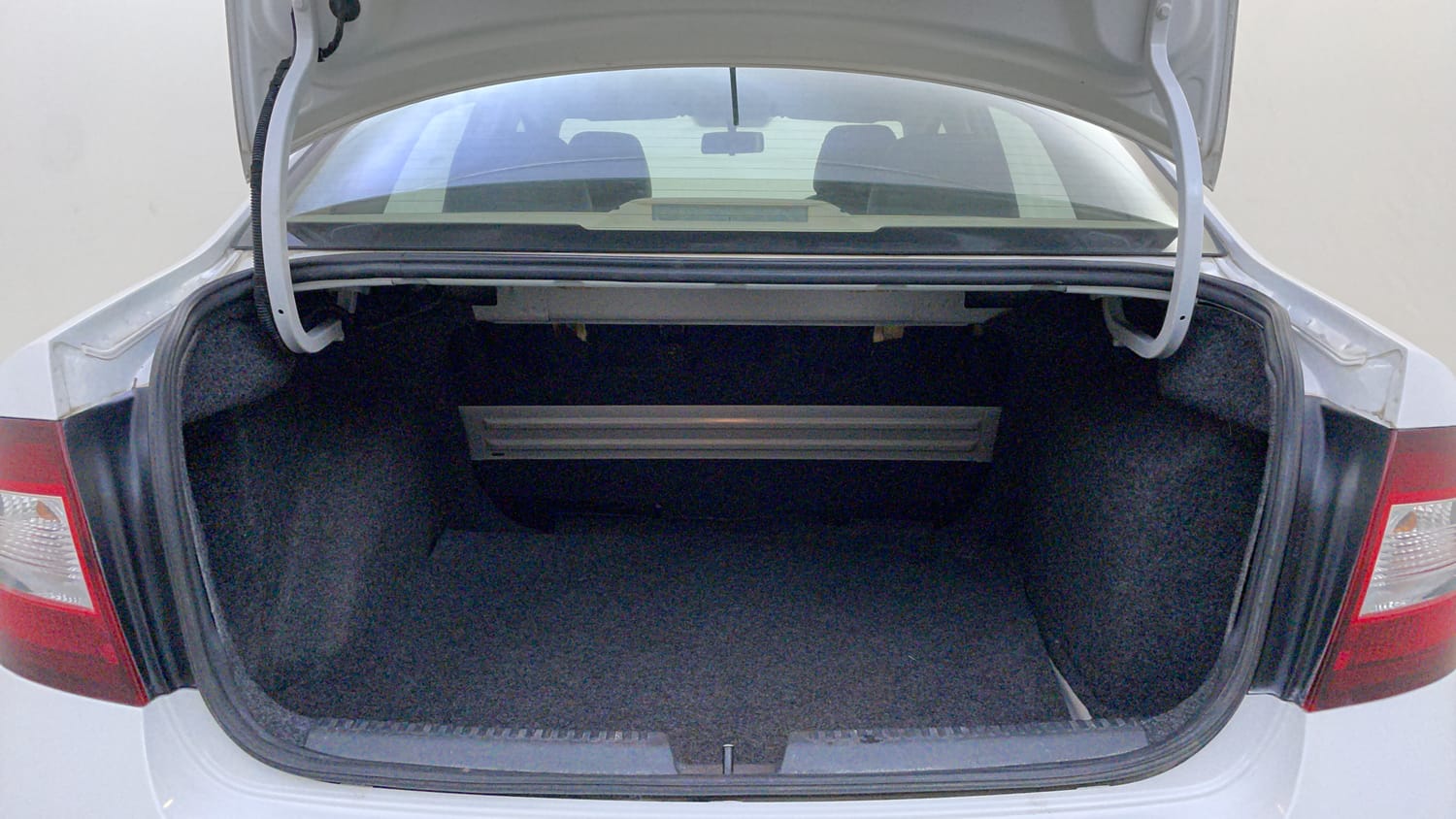 Used 2019 Skoda Rapid Ambition 1.6 MPI AT Petrol Automatic interior DICKY INSIDE VIEW