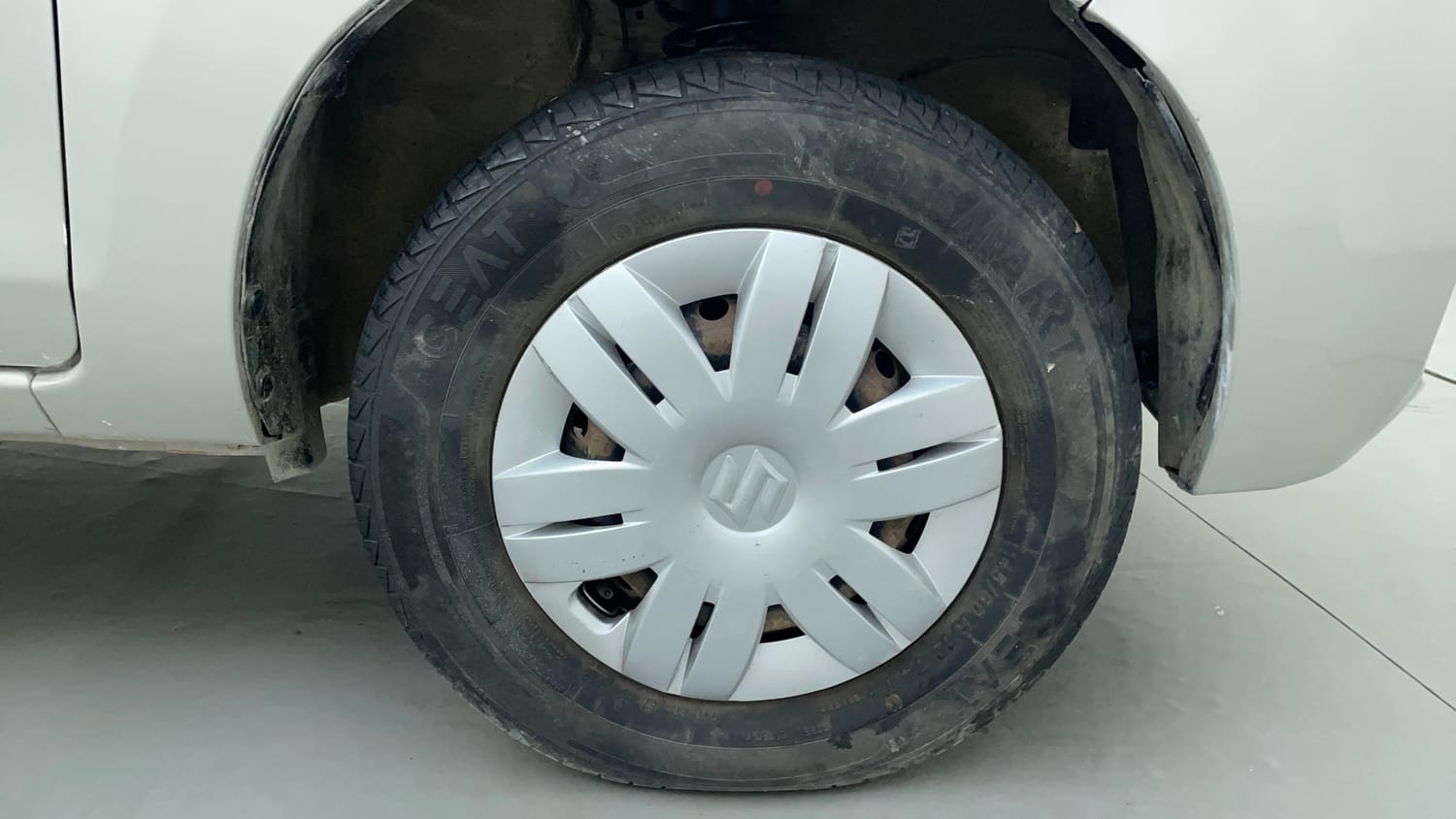 Used 2019 Maruti Suzuki Alto 800 LXi Petrol Manual tyres RIGHT FRONT TYRE RIM VIEW