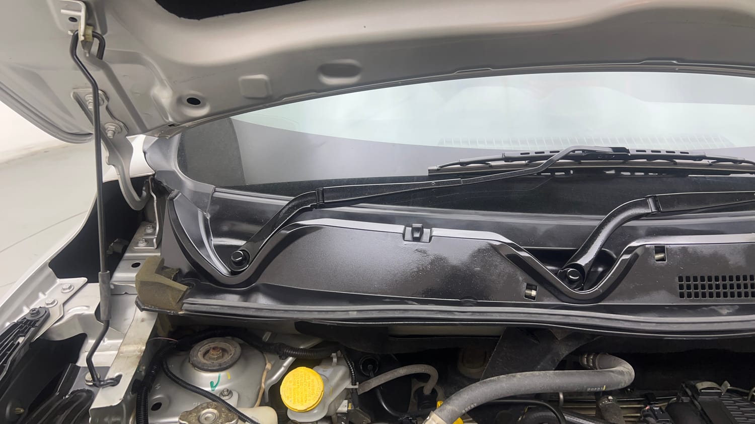 Used 2021 Nissan Magnite XE Petrol Manual engine ENGINE RIGHT SIDE HINGE & APRON VIEW
