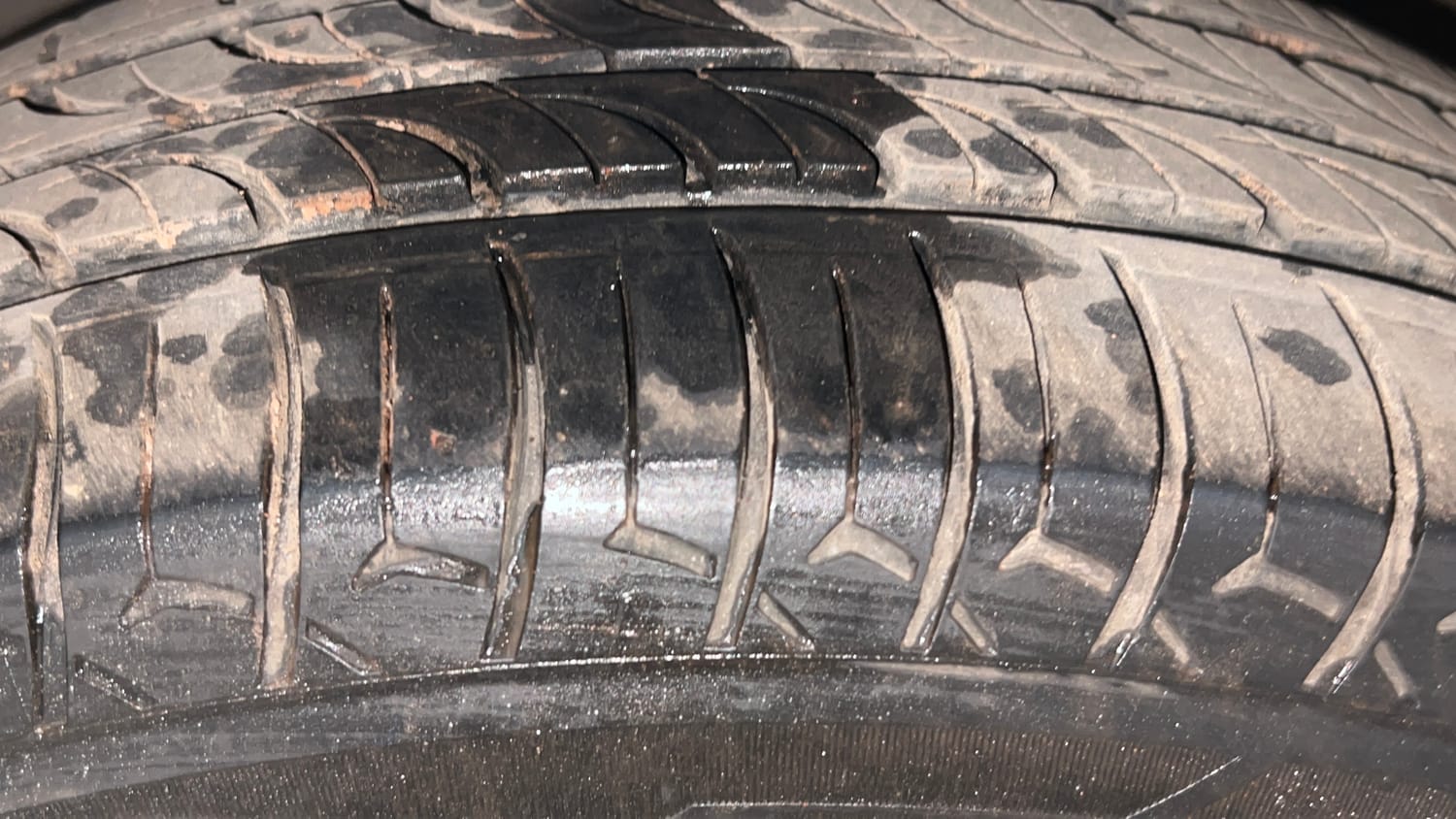 Used 2016 Maruti Suzuki Ciaz ZXi  AT Petrol Automatic tyres LEFT FRONT TYRE TREAD VIEW