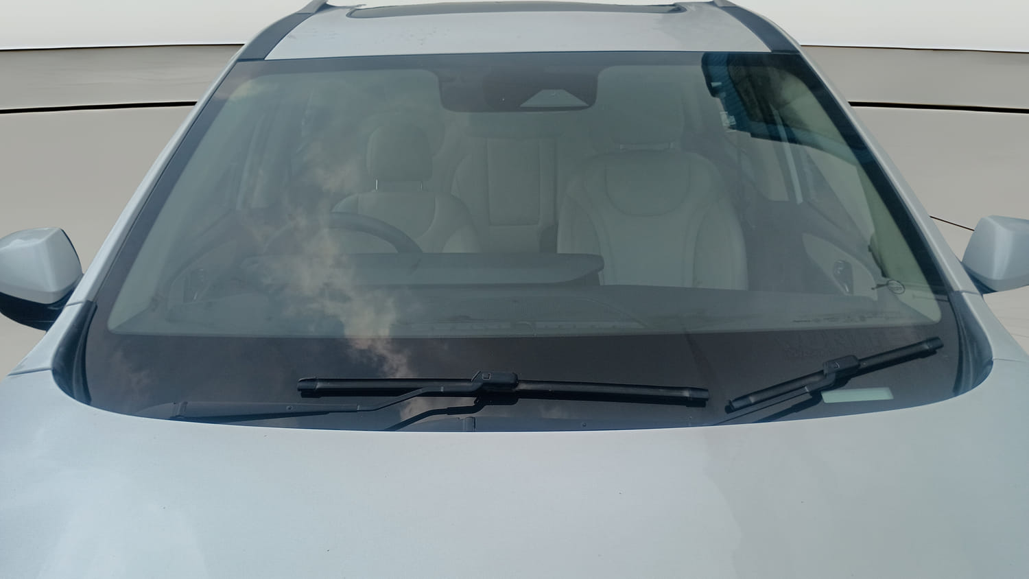 Used 2023 Mahindra XUV700 AX 7 Luxury Pack Diesel MT 7 STR Diesel Manual exterior FRONT WINDSHIELD VIEW