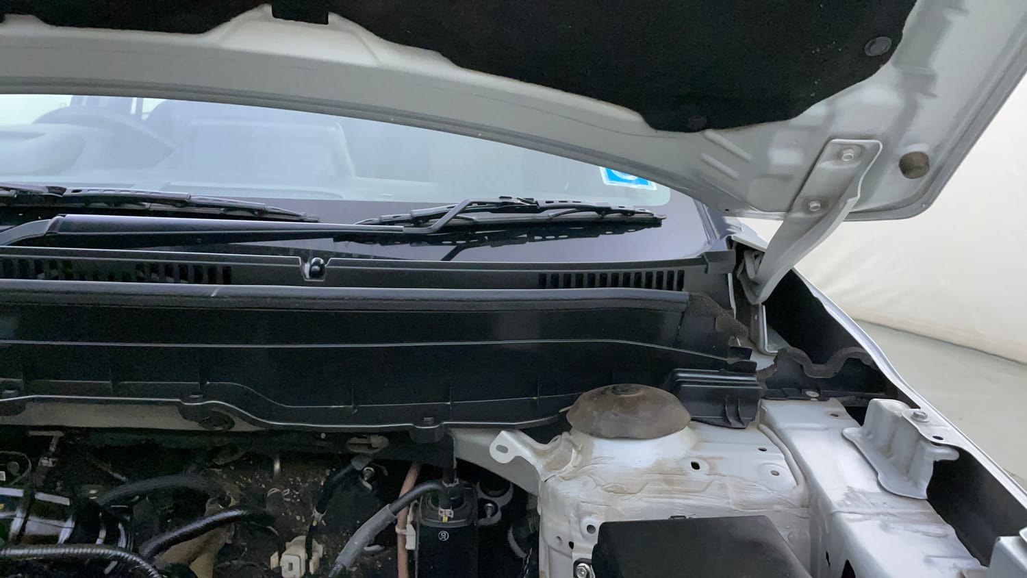 Used 2023 Maruti Suzuki Brezza ZXi Plus Petrol Manual engine ENGINE LEFT SIDE HINGE & APRON VIEW