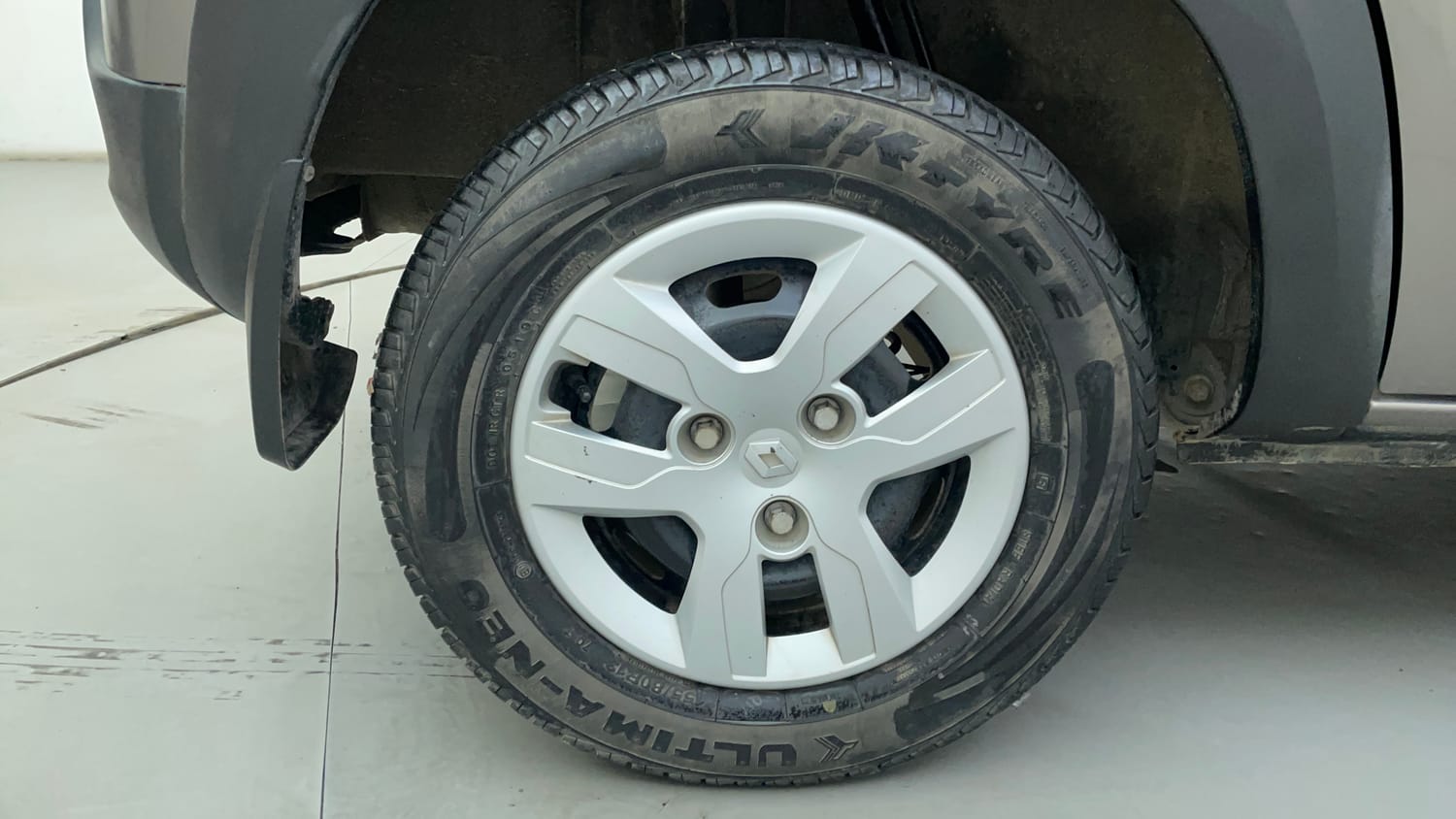 Used 2019 Renault Kwid RXT (O) 1.0 SCE Edition Petrol Manual tyres RIGHT REAR TYRE RIM VIEW