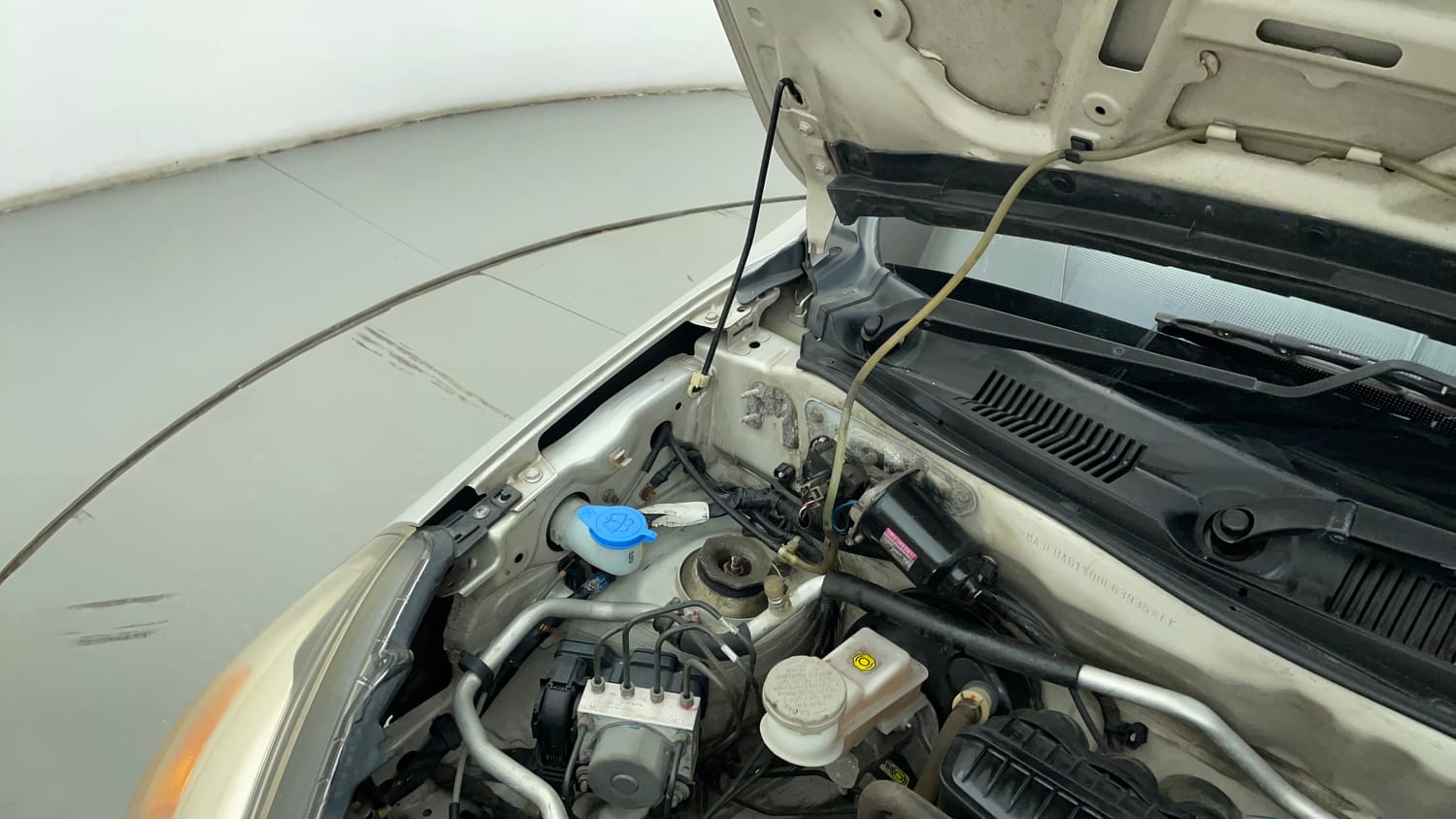 Used 2019 Maruti Suzuki Alto 800 LXi Petrol Manual engine ENGINE RIGHT SIDE HINGE & APRON VIEW
