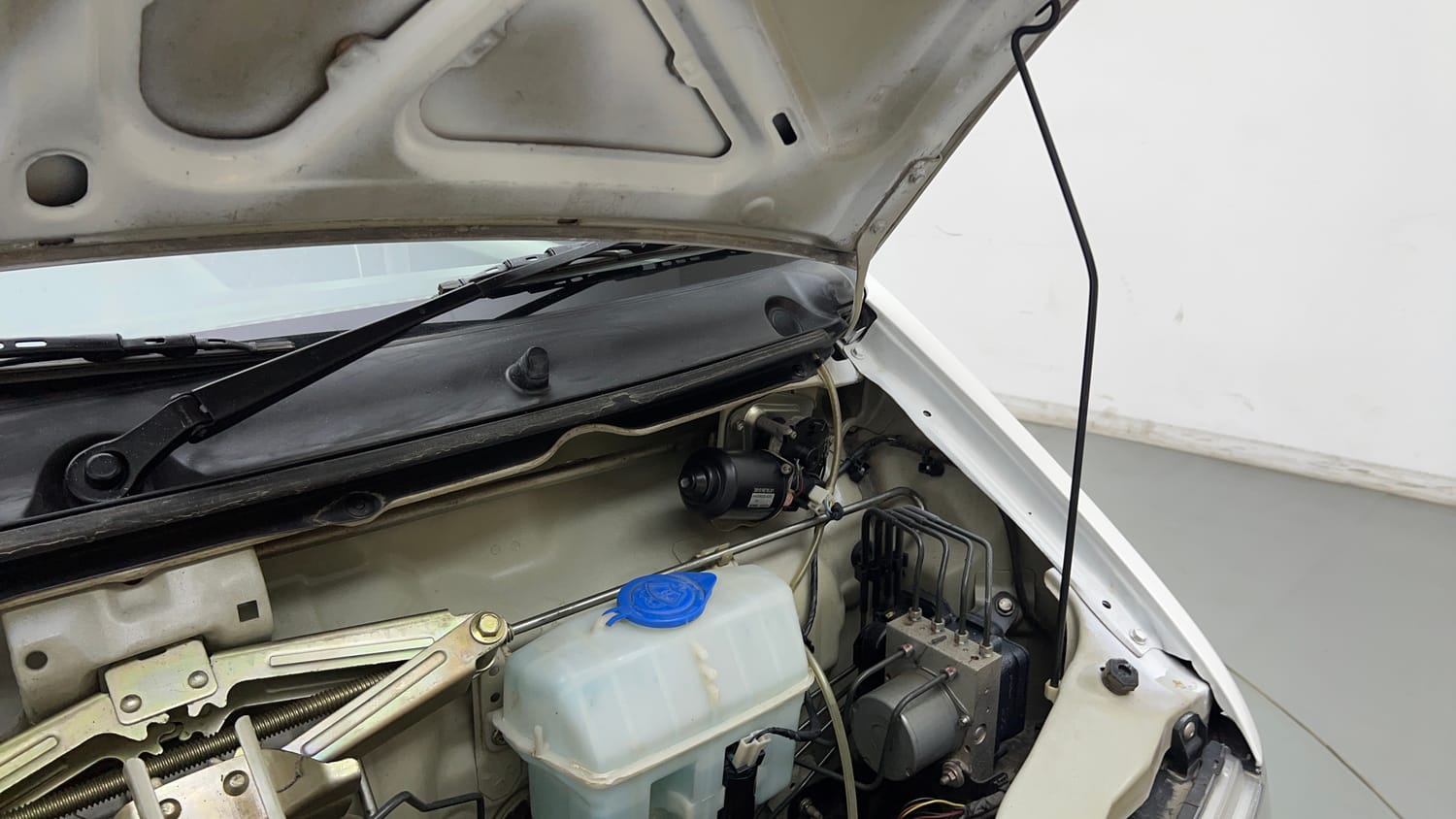 Used 2022 Maruti Suzuki Eeco 5 STR AC (O) Petrol Manual engine ENGINE LEFT SIDE HINGE & APRON VIEW