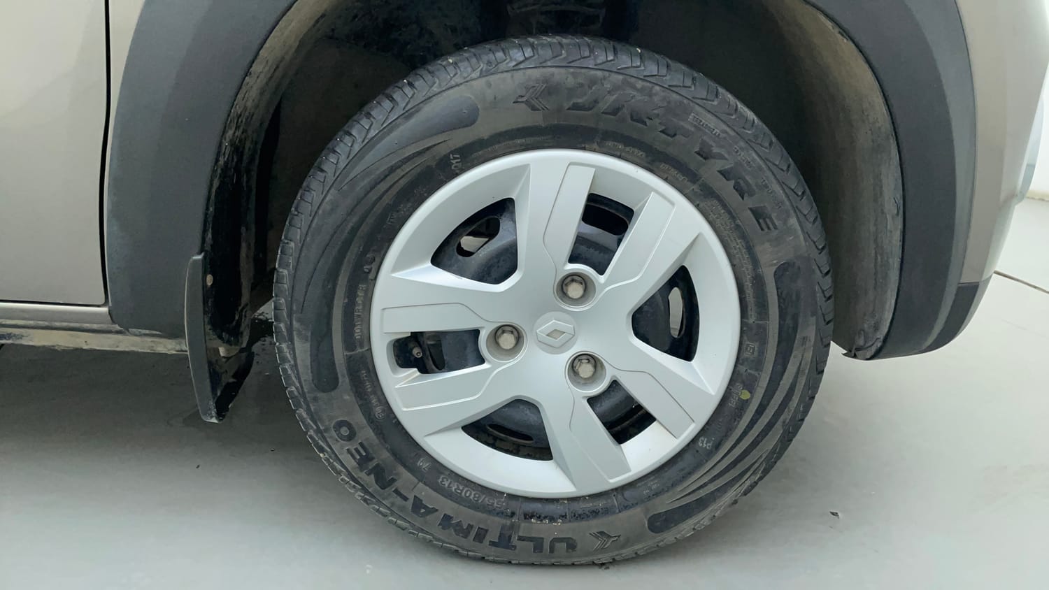 Used 2019 Renault Kwid RXT (O) 1.0 SCE Edition Petrol Manual tyres RIGHT FRONT TYRE RIM VIEW