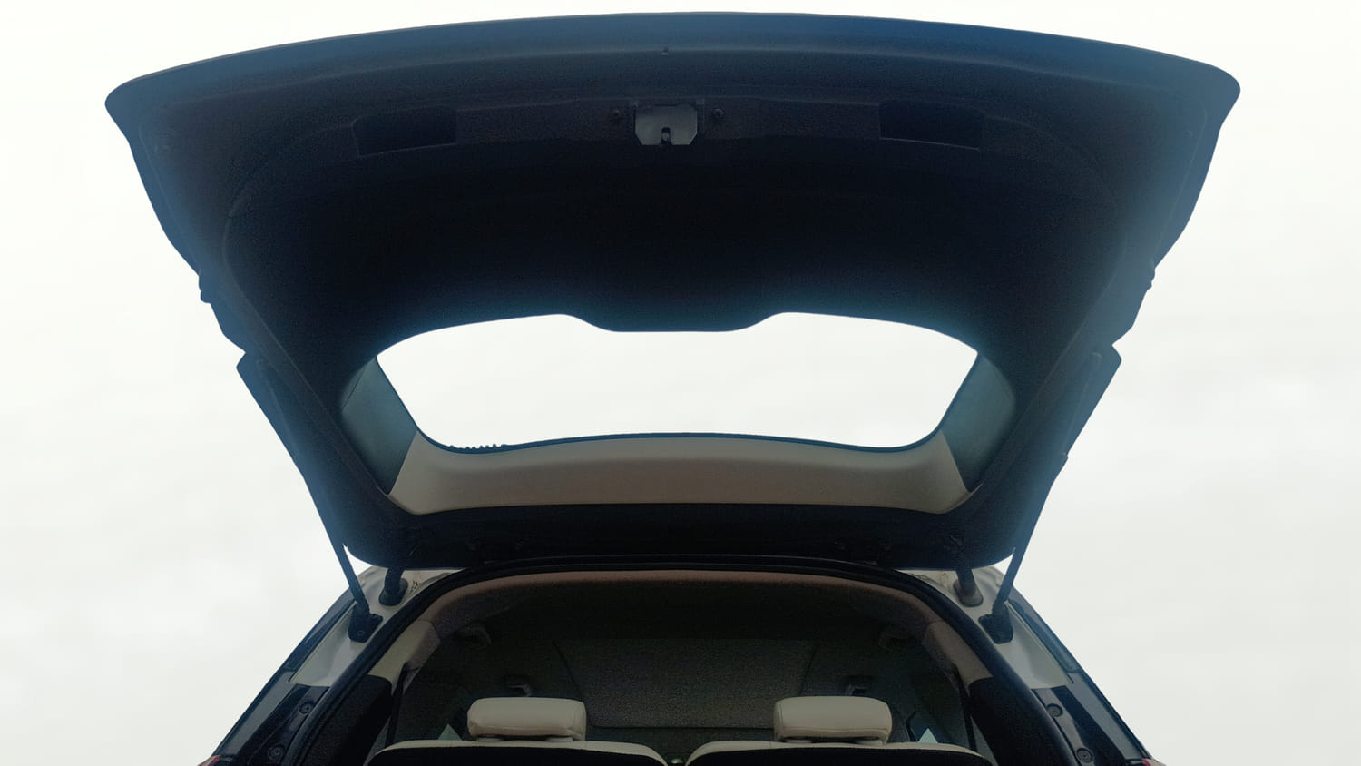 Used 2023 Mahindra XUV700 AX 7 Luxury Pack Diesel MT 7 STR Diesel Manual interior DICKY DOOR OPEN VIEW