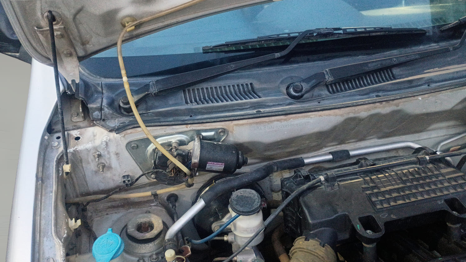Used 2015 Maruti Suzuki Alto 800 Lxi Petrol Manual engine ENGINE RIGHT SIDE HINGE & APRON VIEW