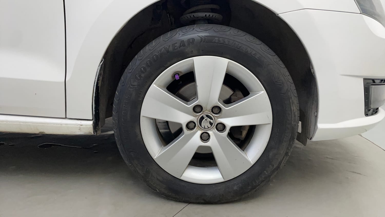 Used 2019 Skoda Rapid Ambition 1.6 MPI AT Petrol Automatic tyres RIGHT FRONT TYRE RIM VIEW