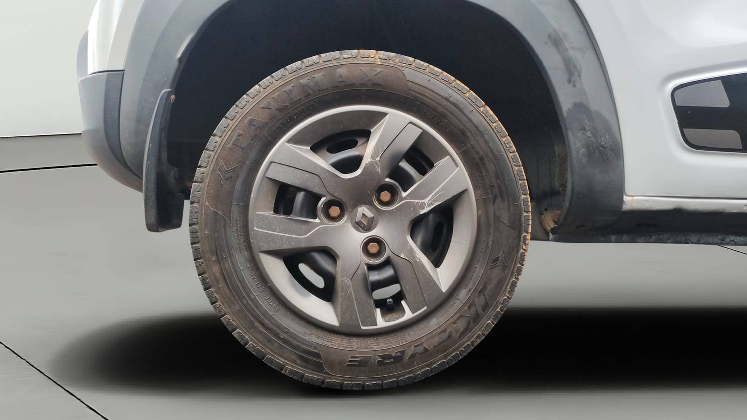 Used 2017 Renault Kwid 1.0 RXT AMT Opt Petrol Automatic tyres RIGHT REAR TYRE RIM VIEW