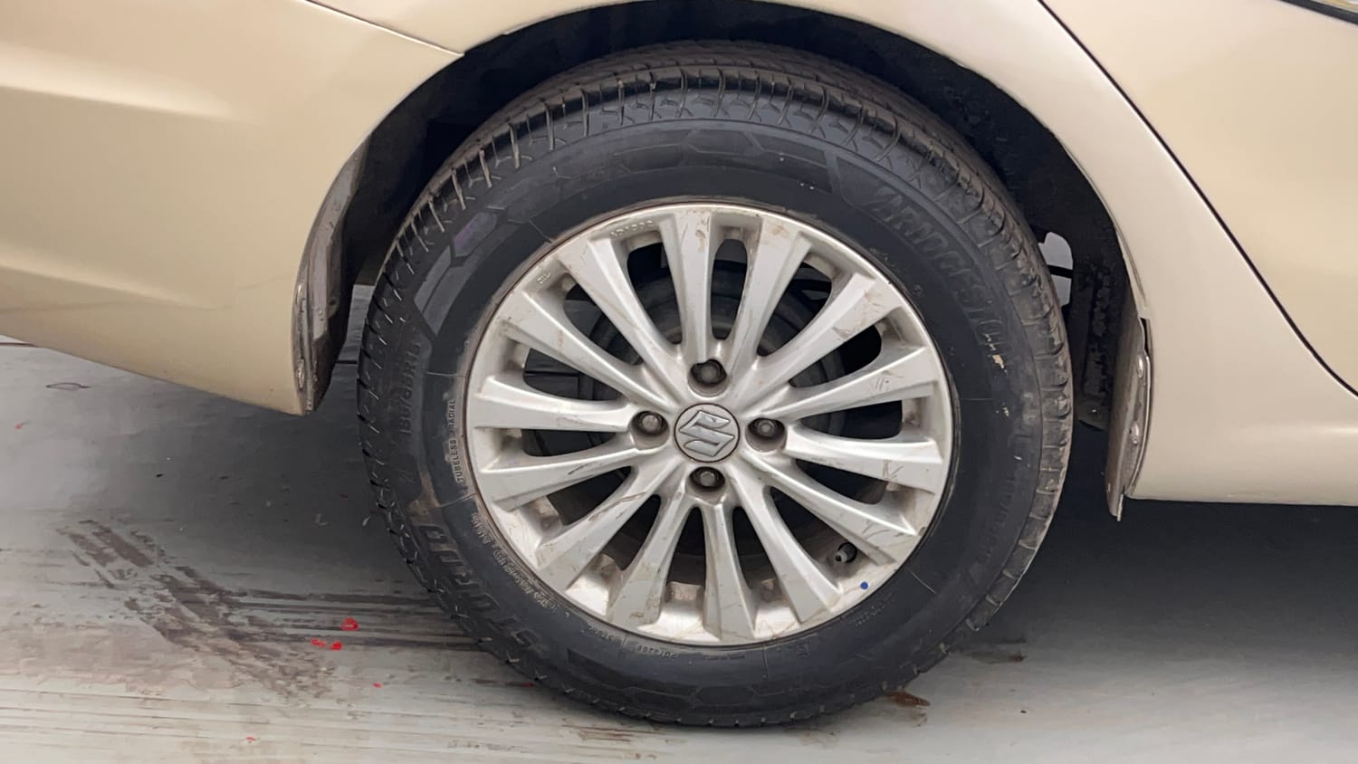 Used 2016 Maruti Suzuki Ciaz ZXi  AT Petrol Automatic tyres RIGHT REAR TYRE RIM VIEW