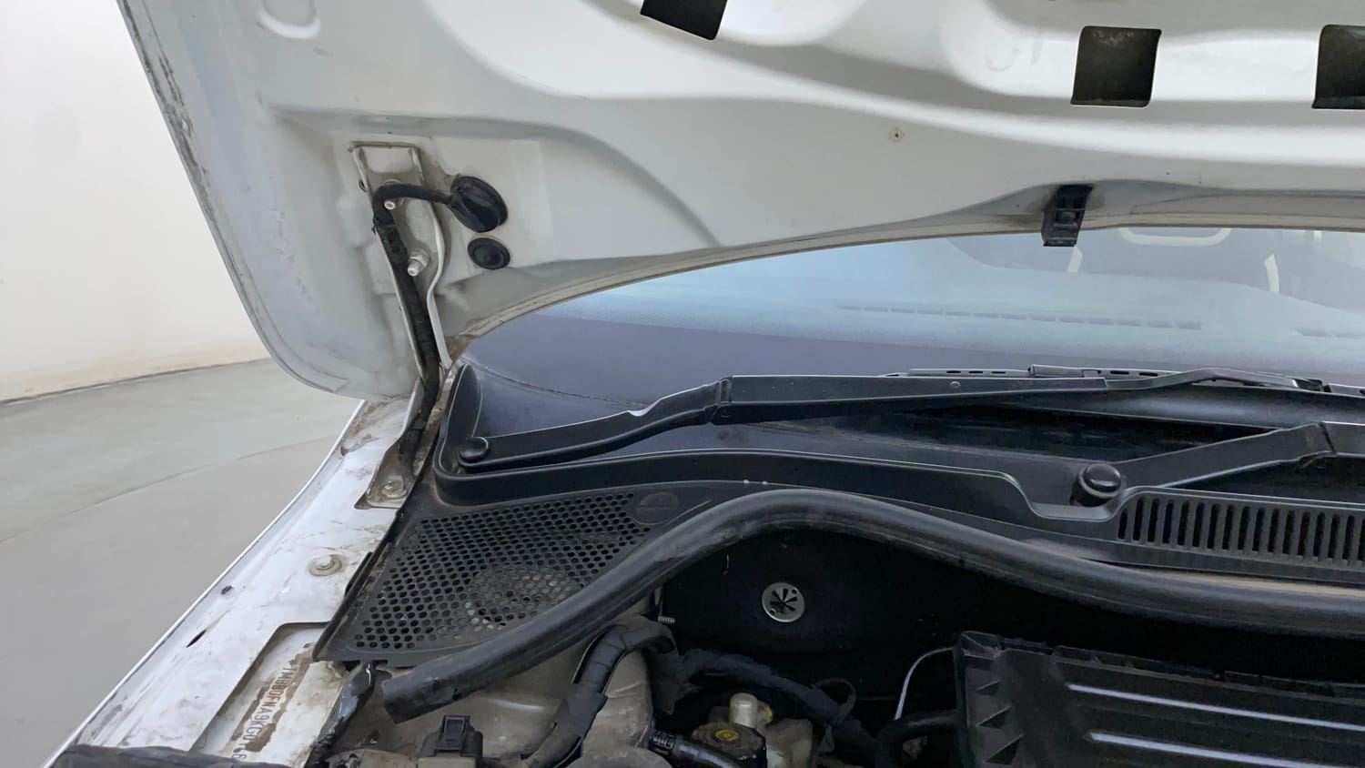 Used 2019 Skoda Rapid Ambition 1.6 MPI AT Petrol Automatic engine ENGINE RIGHT SIDE HINGE & APRON VIEW