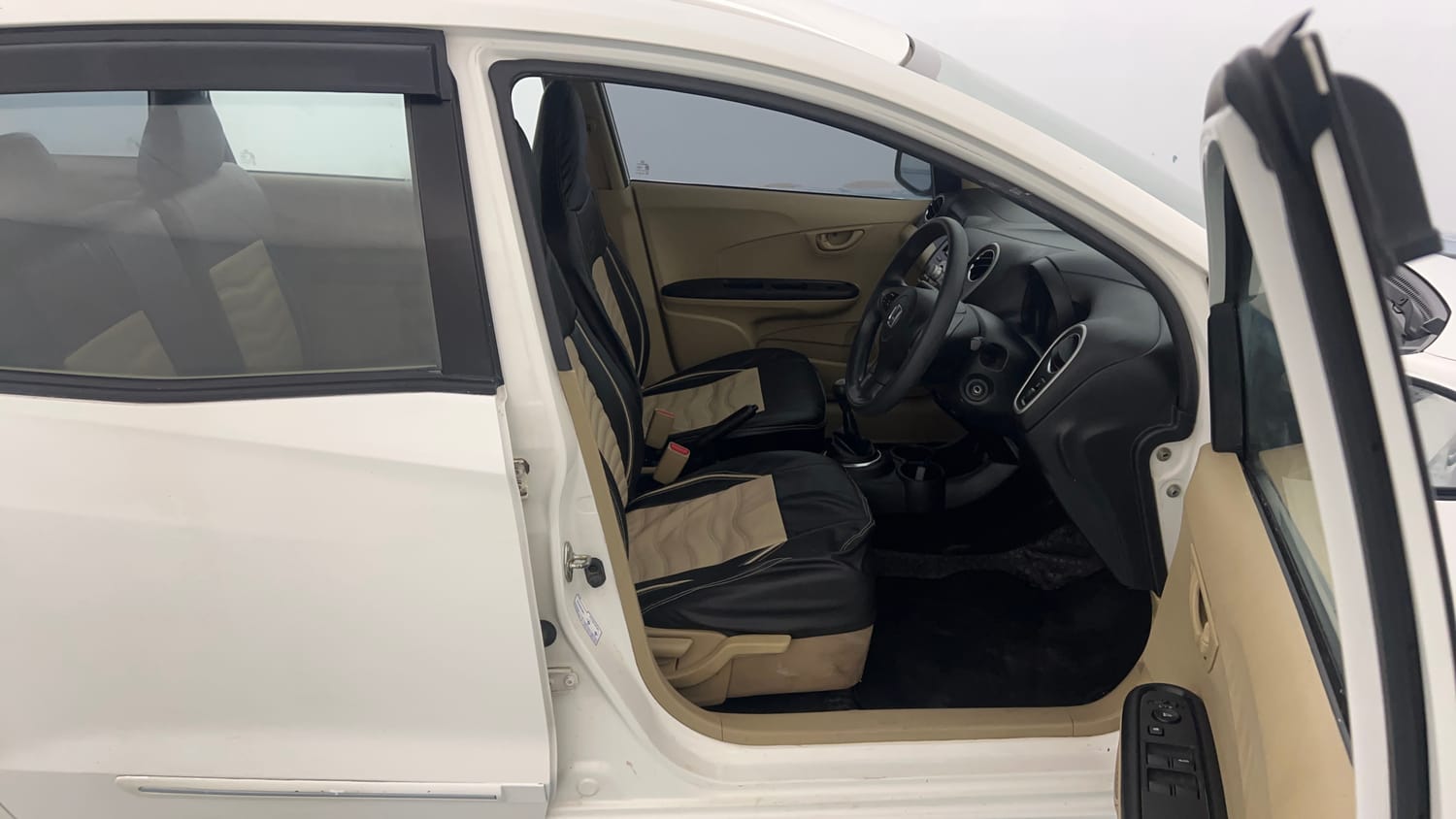 Used 2015 Honda Mobilio S Petrol Petrol Manual interior RIGHT SIDE FRONT DOOR CABIN VIEW