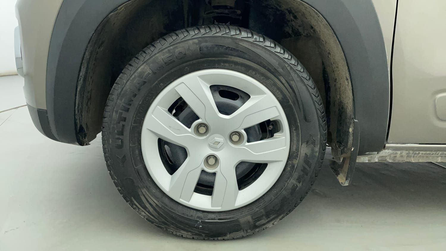 Used 2019 Renault Kwid RXT (O) 1.0 SCE Edition Petrol Manual tyres LEFT FRONT TYRE RIM VIEW
