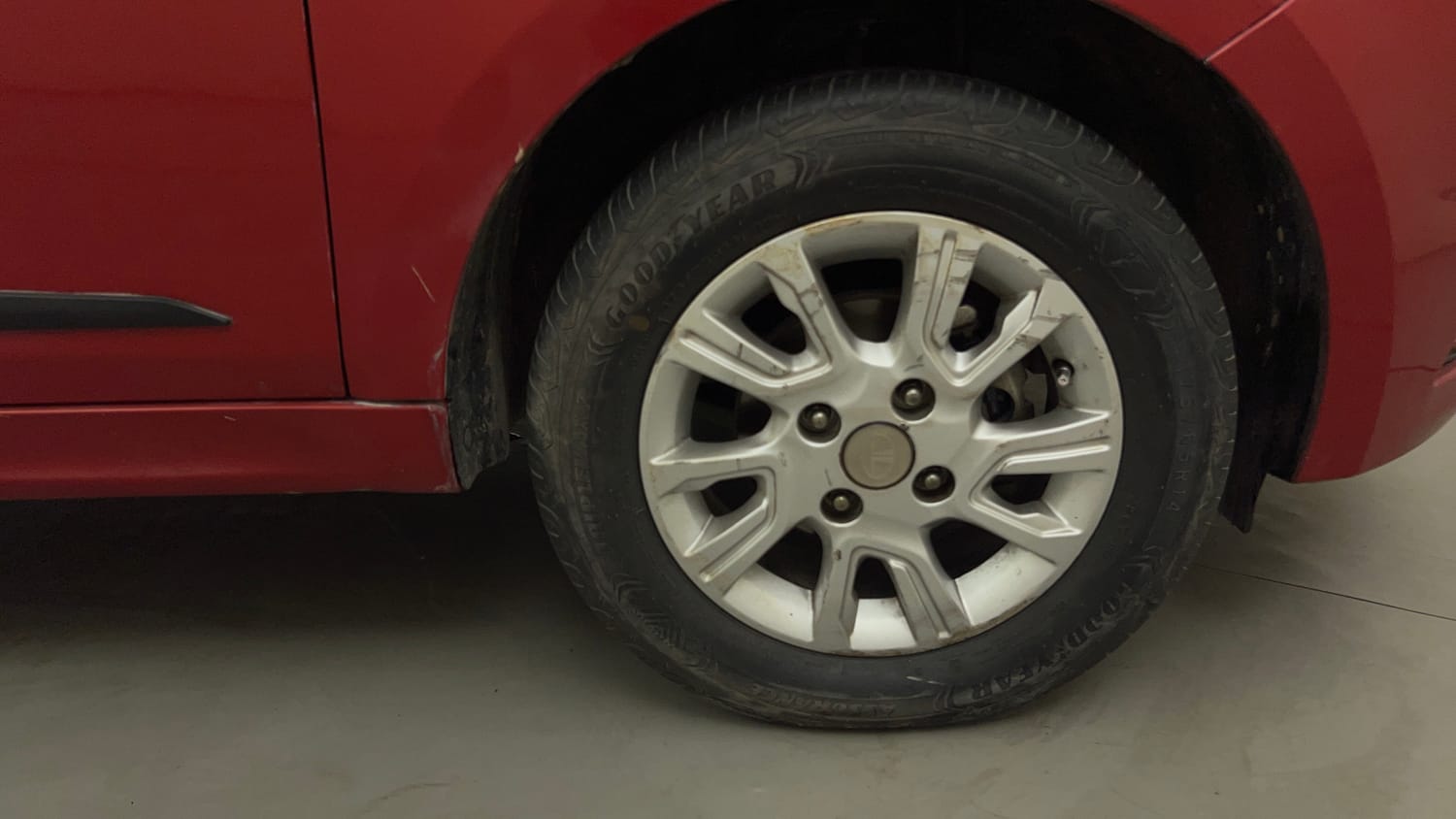 Used 2018 Tata Tiago Revotron XZA Petrol Automatic tyres RIGHT FRONT TYRE RIM VIEW