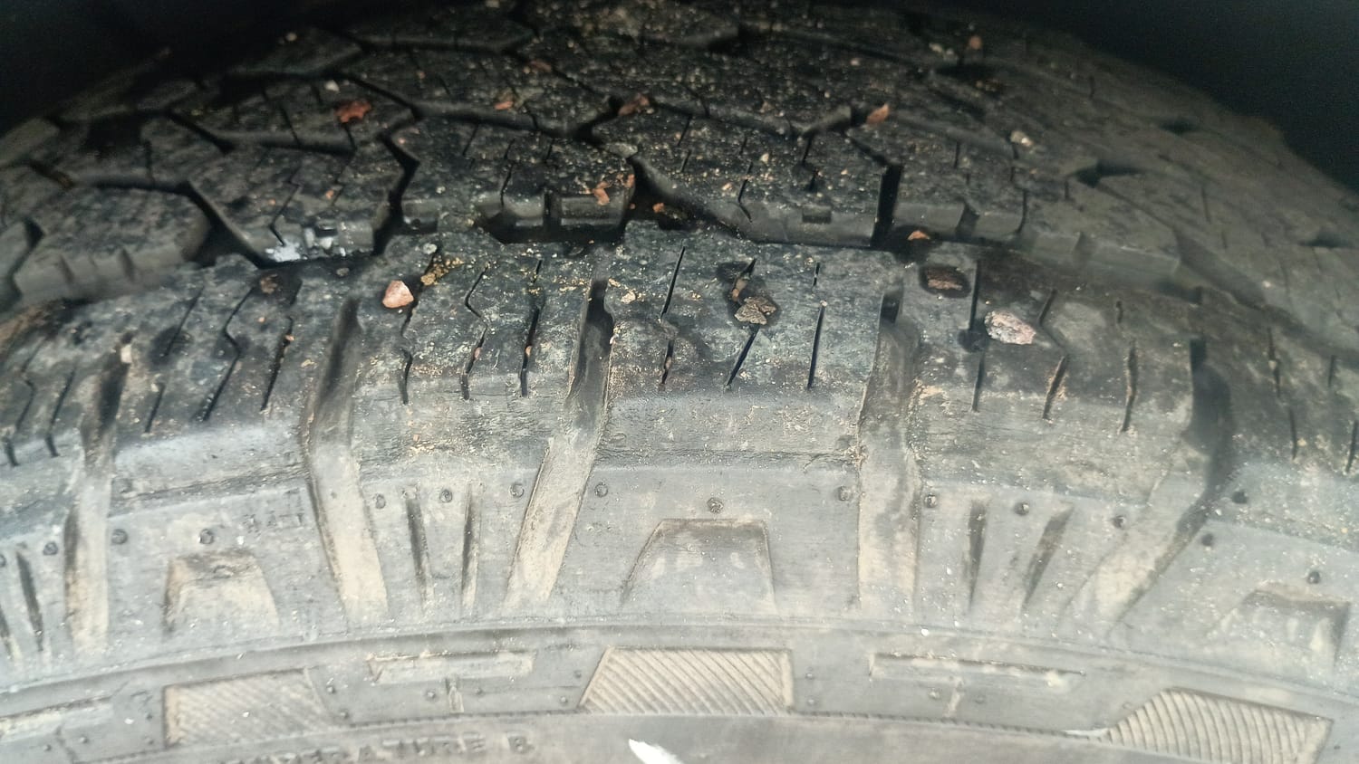 Used 2023 Mahindra XUV700 AX 7 Luxury Pack Diesel MT 7 STR Diesel Manual tyres RIGHT REAR TYRE TREAD VIEW