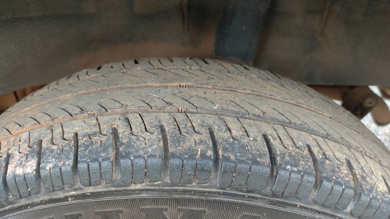 Used 2017 Renault Kwid 1.0 RXT AMT Opt Petrol Automatic tyres LEFT REAR TYRE TREAD VIEW