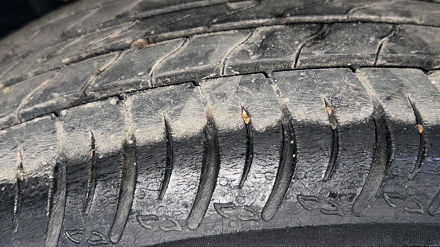 Used 2023 Maruti Suzuki XL6 Zeta AT Petrol Petrol Automatic tyres RIGHT REAR TYRE TREAD VIEW