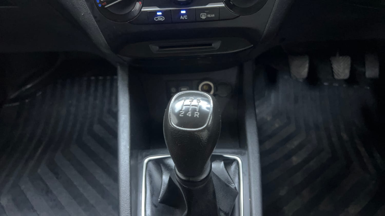 Used 2017 Hyundai Elite i20 Sportz 1.2 CNG (Outside fitted) Cng Manual interior GEAR  KNOB VIEW