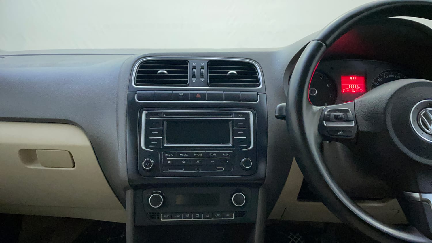 Used 2014 Volkswagen Vento Highline Petrol Petrol Manual interior MUSIC SYSTEM & AC CONTROL VIEW