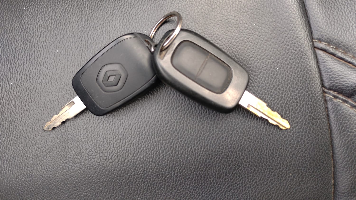 Used 2017 Renault Kwid 1.0 RXT AMT Opt Petrol Automatic extra CAR KEY VIEW