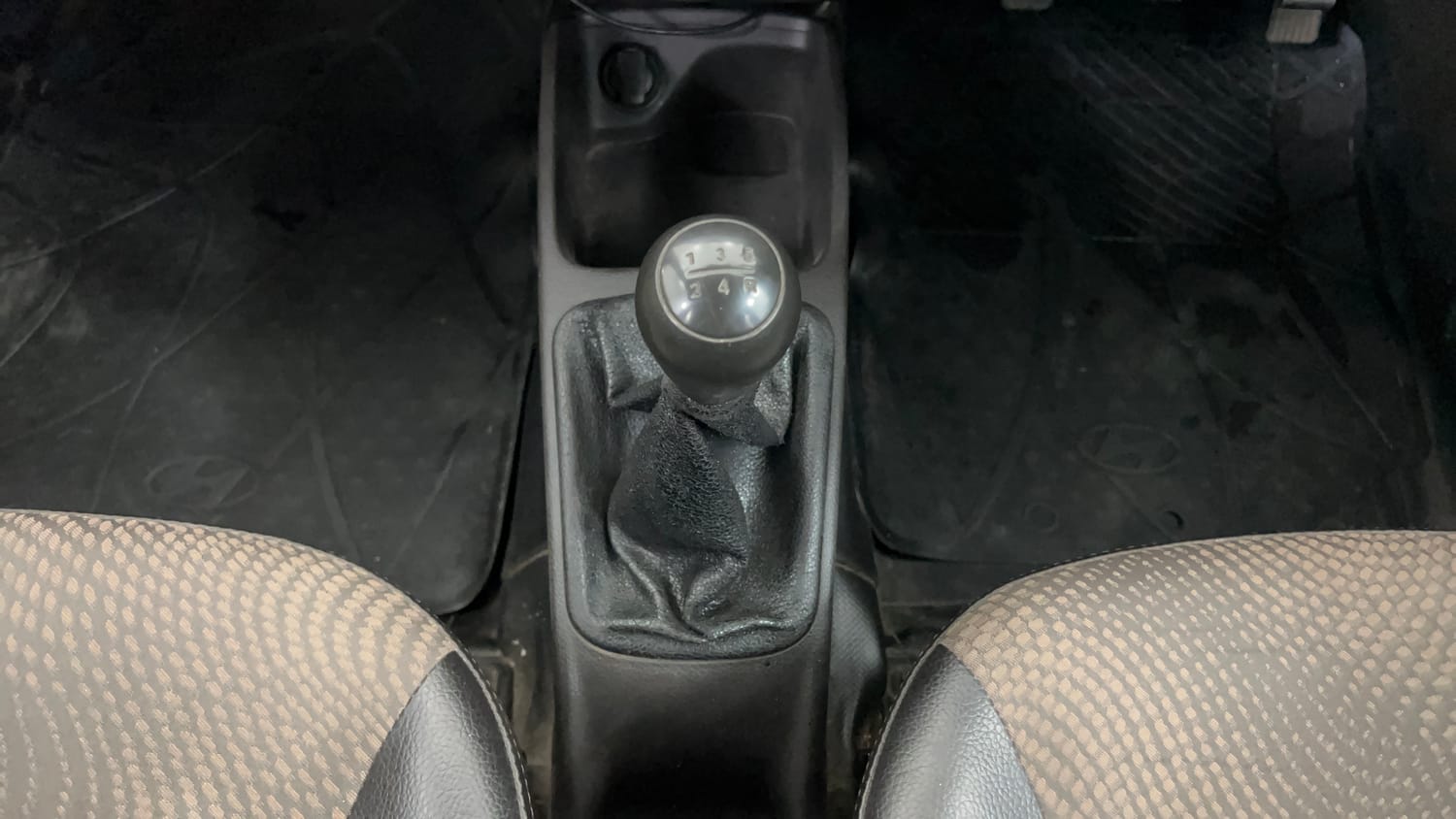 Used 2016 Hyundai Eon Magna Petrol Manual interior GEAR  KNOB VIEW