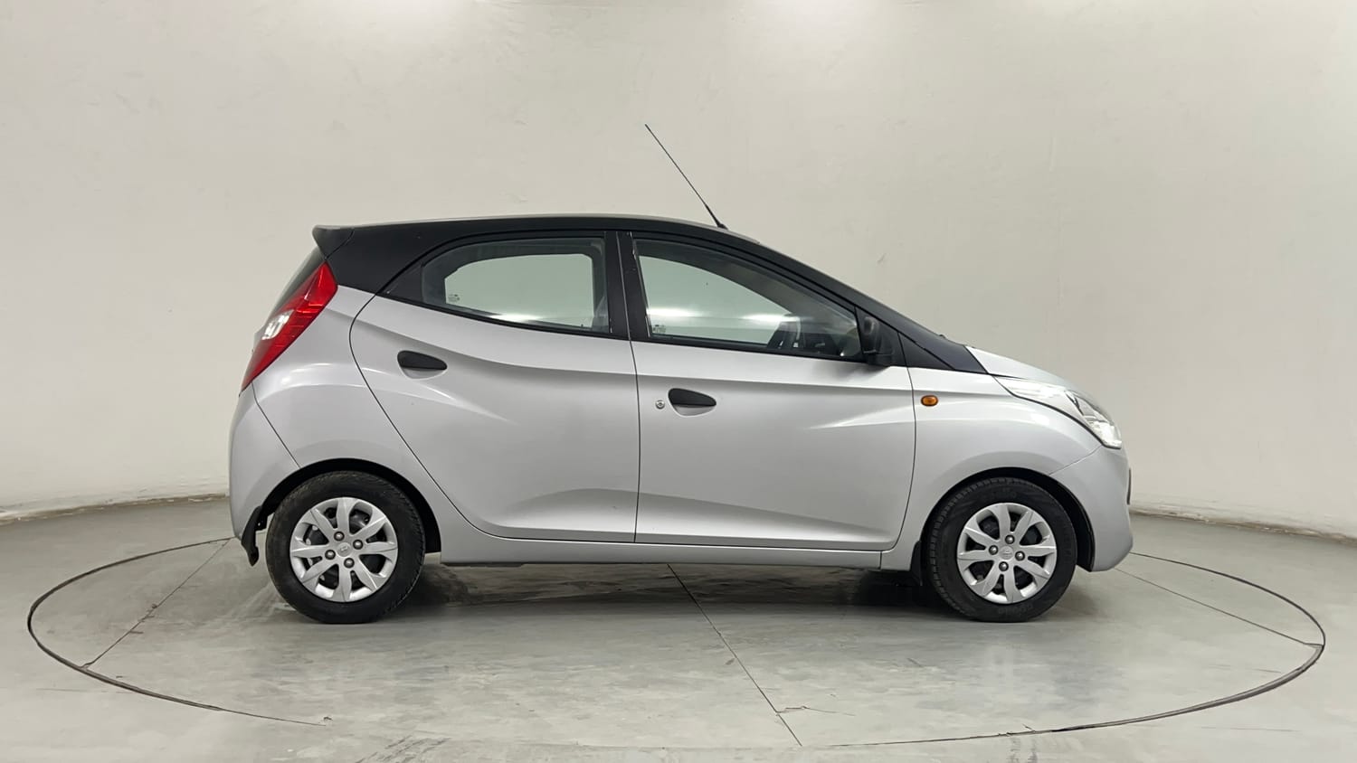 Used 2016 Hyundai Eon Magna Petrol Manual exterior RIGHT SIDE VIEW