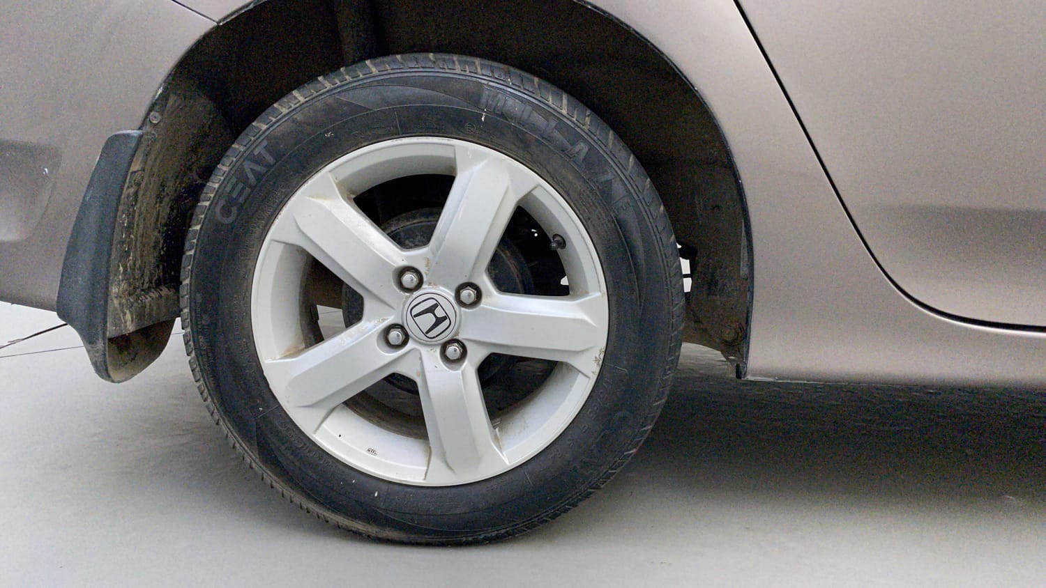 Used 2012 Honda City 1.5 S MT Petrol Manual tyres RIGHT REAR TYRE RIM VIEW
