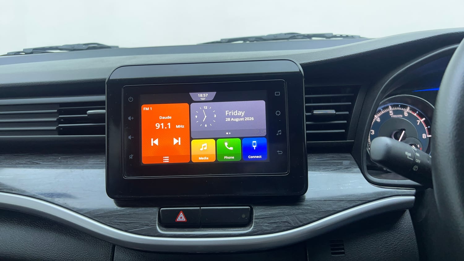 Used 2022 Maruti Suzuki XL6 Zeta AT Petrol Petrol Automatic top_features Touch screen infotainment system