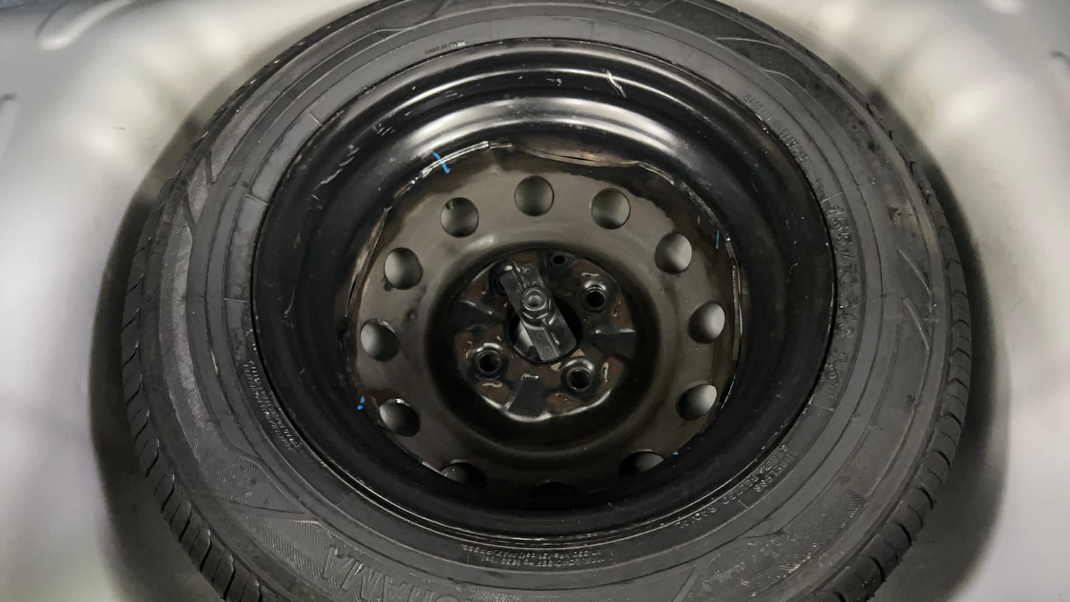 Used 2016 Hyundai Eon Magna Petrol Manual tyres SPARE TYRE VIEW