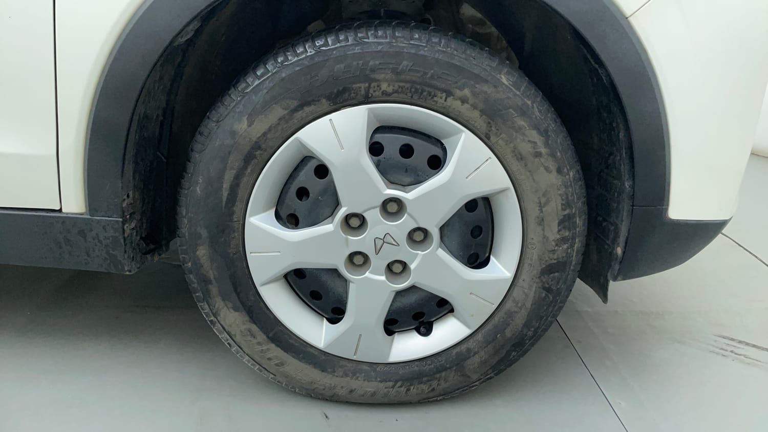 Used 2023 Mahindra XUV 300 W6 1.2 Petrol AMT Petrol Automatic tyres RIGHT FRONT TYRE RIM VIEW