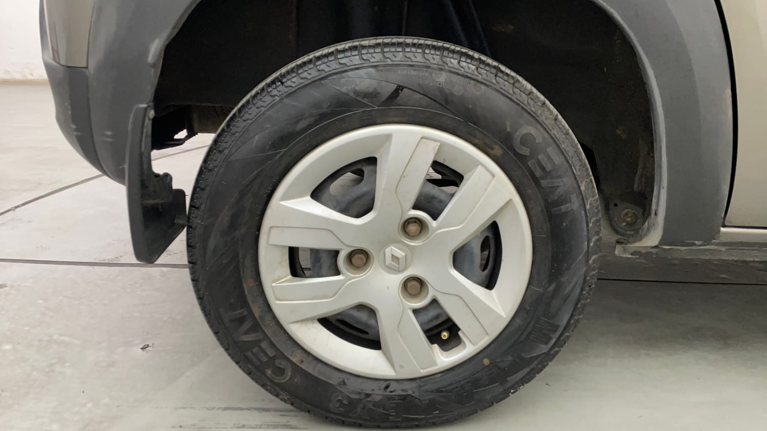 Used 2016 Renault Kwid RXT Petrol Manual tyres RIGHT REAR TYRE RIM VIEW