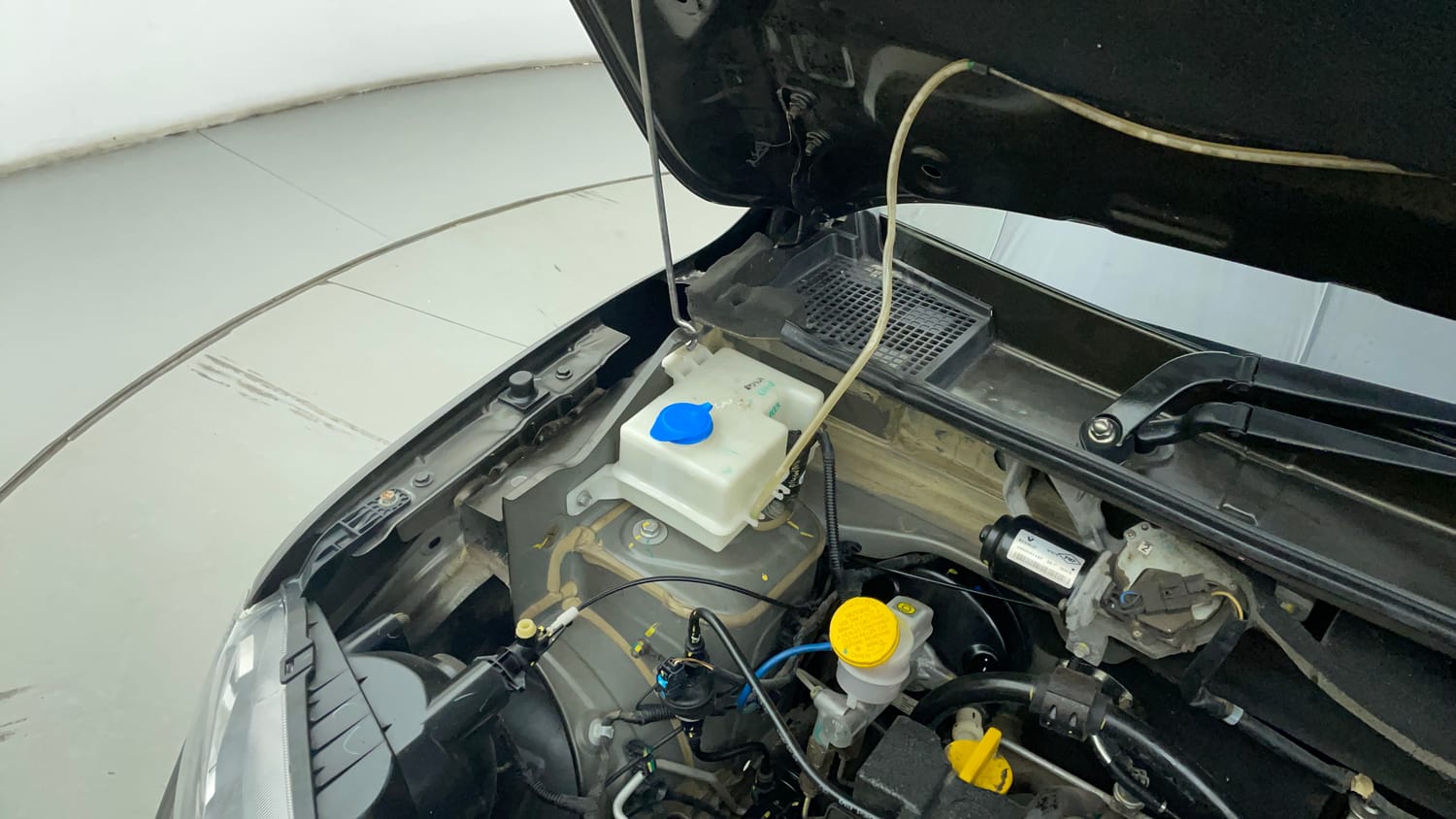 Used 2018 Renault Kwid RXT Petrol Manual engine ENGINE RIGHT SIDE HINGE & APRON VIEW