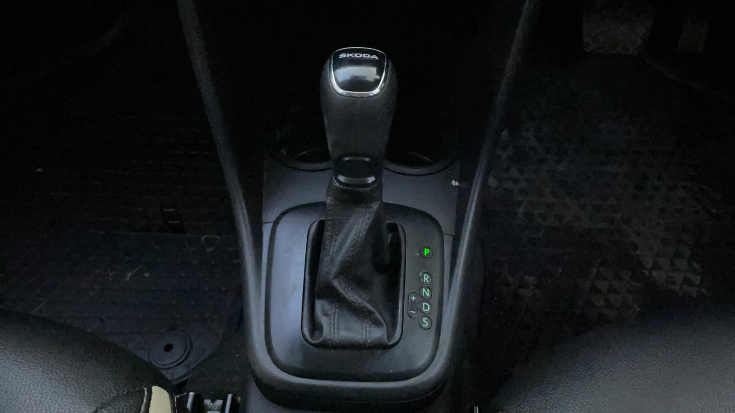 Used 2019 Skoda Rapid Ambition 1.6 MPI AT Petrol Automatic interior GEAR  KNOB VIEW