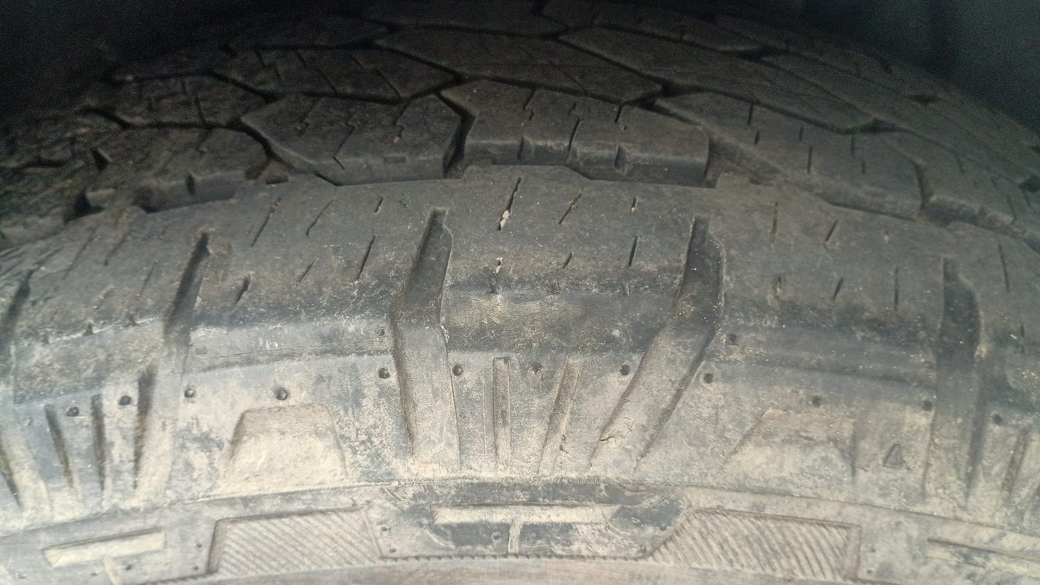 Used 2023 Mahindra XUV700 AX 7 Luxury Pack Diesel MT 7 STR Diesel Manual tyres LEFT REAR TYRE TREAD VIEW