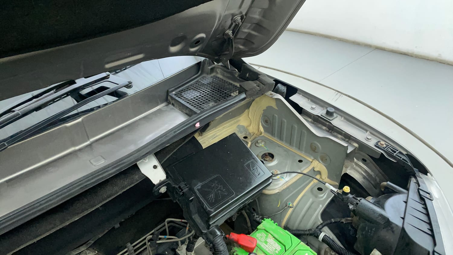 Used 2019 Renault Kwid RXT (O) 1.0 SCE Edition Petrol Manual engine ENGINE LEFT SIDE HINGE & APRON VIEW