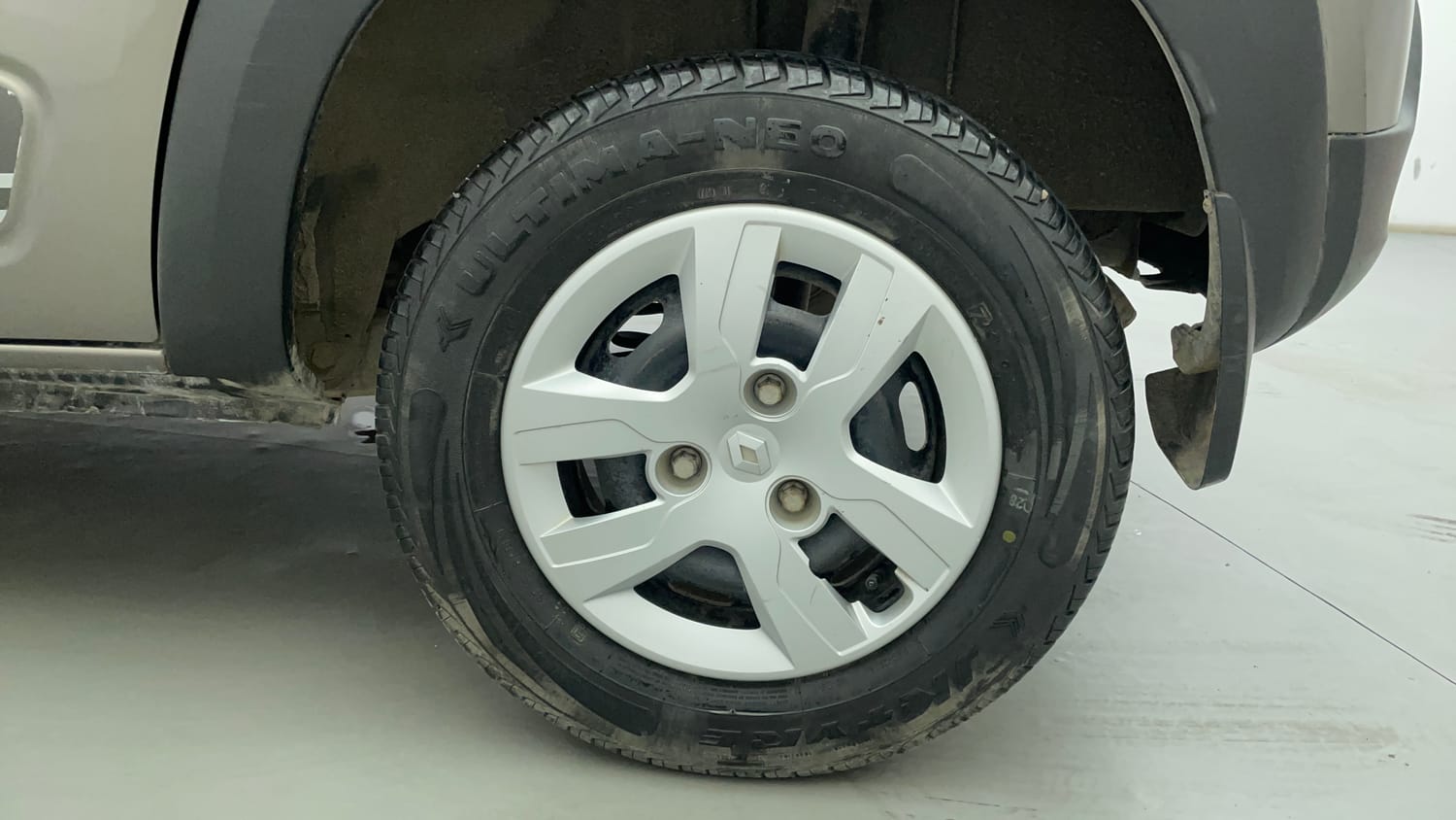 Used 2019 Renault Kwid RXT (O) 1.0 SCE Edition Petrol Manual tyres LEFT REAR TYRE RIM VIEW