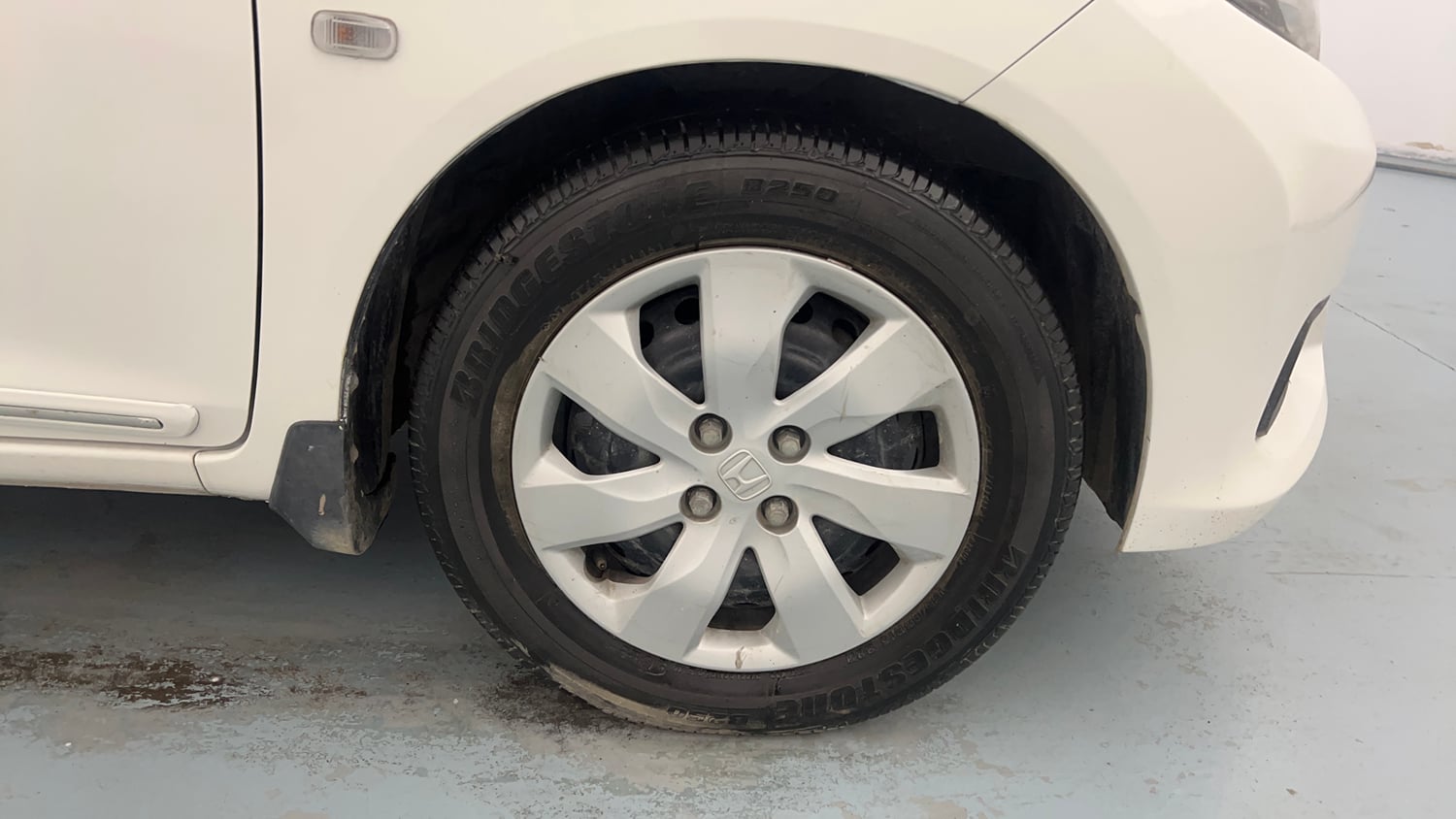 Used 2015 Honda Mobilio S Petrol Petrol Manual tyres RIGHT FRONT TYRE RIM VIEW