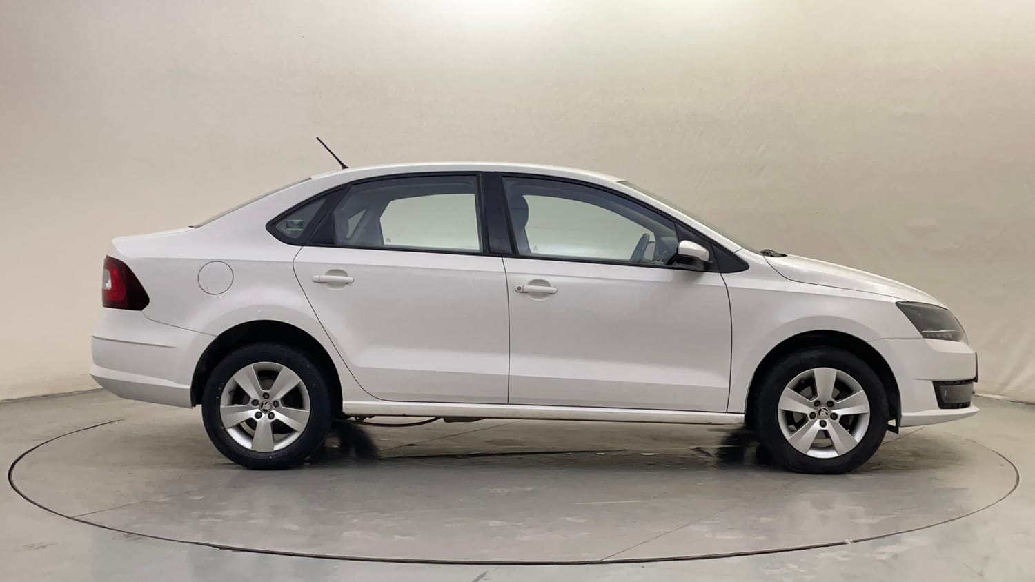 Used 2019 Skoda Rapid Ambition 1.6 MPI AT Petrol Automatic exterior RIGHT SIDE VIEW