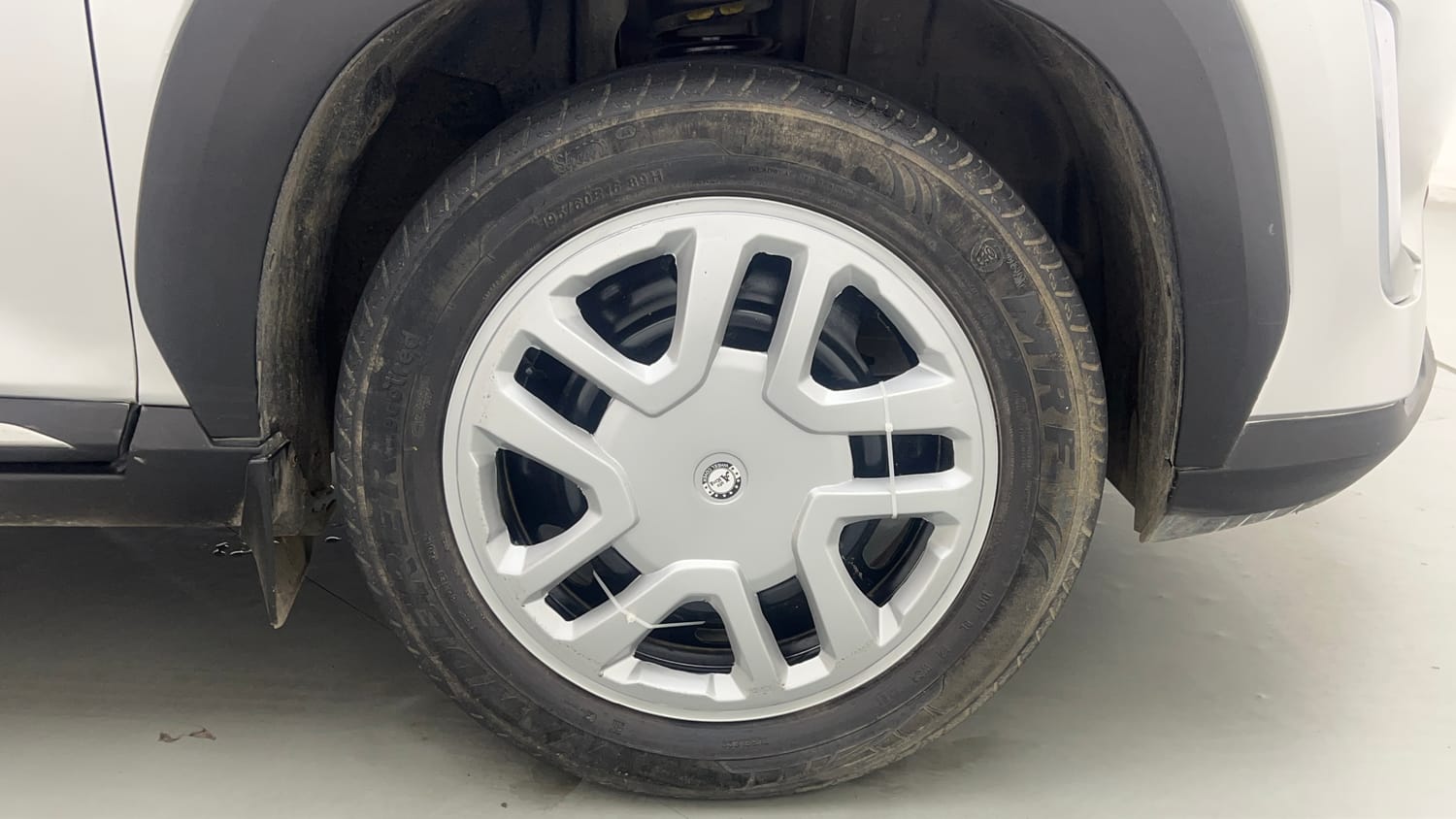 Used 2021 Nissan Magnite XE Petrol Manual tyres RIGHT FRONT TYRE RIM VIEW