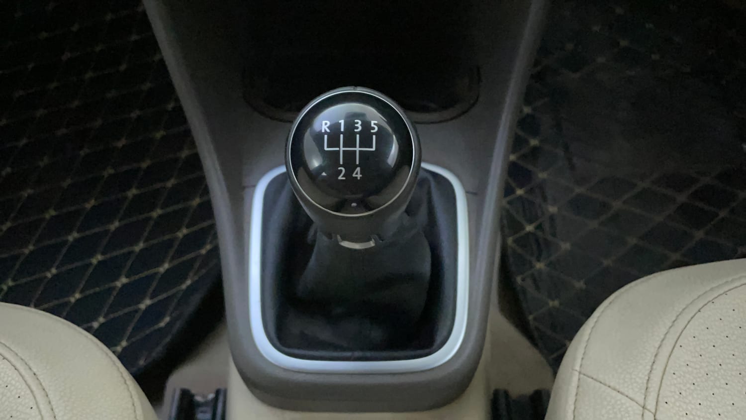Used 2014 Volkswagen Vento Highline Petrol Petrol Manual interior GEAR  KNOB VIEW
