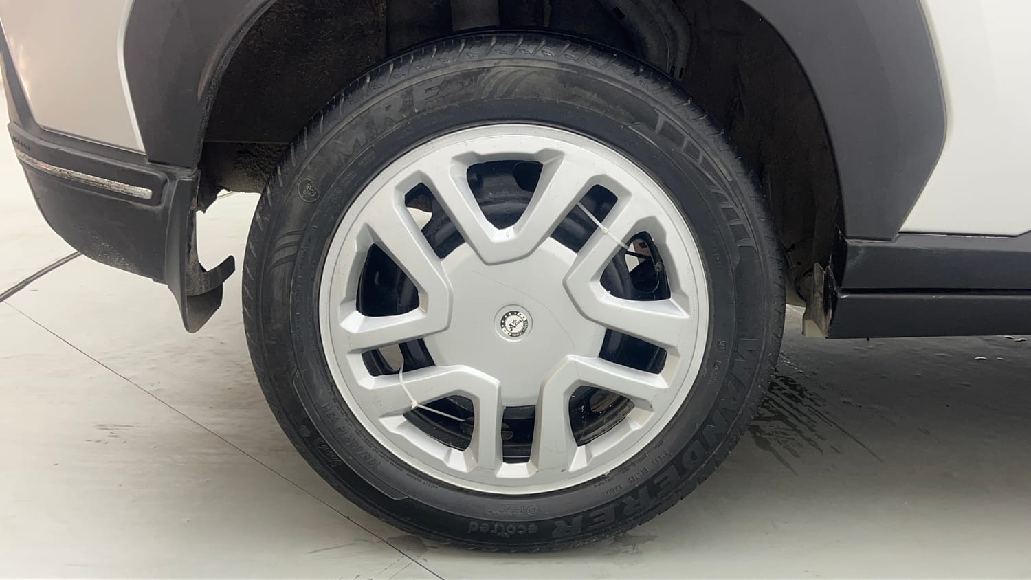 Used 2021 Nissan Magnite XE Petrol Manual tyres RIGHT REAR TYRE RIM VIEW