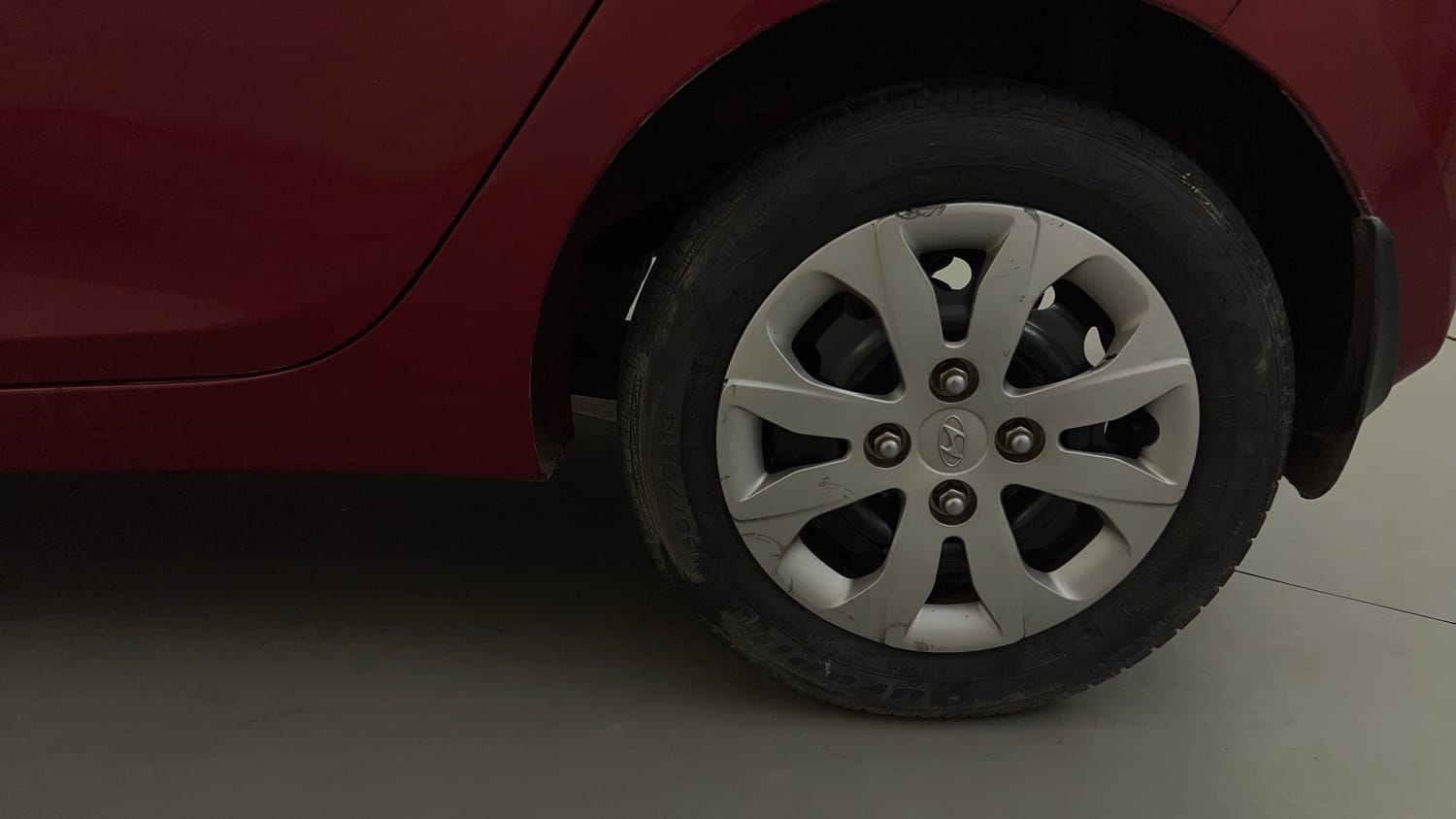 Used 2015 Hyundai Eon Magna + Petrol Manual tyres LEFT REAR TYRE RIM VIEW