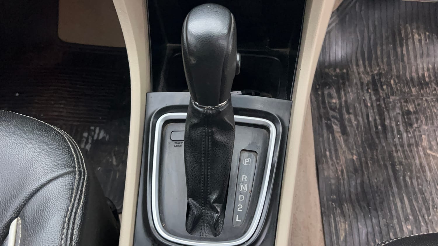 Used 2016 Maruti Suzuki Ciaz ZXi  AT Petrol Automatic interior GEAR  KNOB VIEW